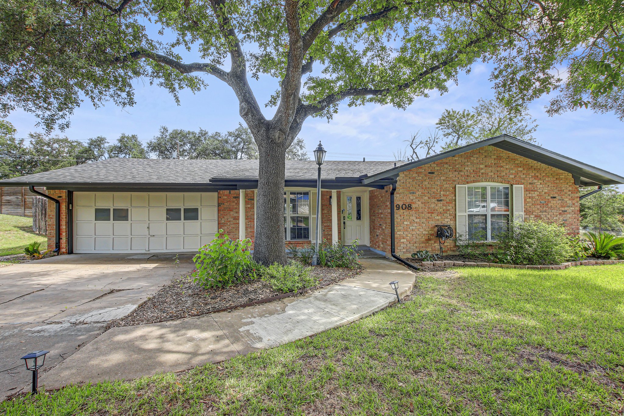 908 Hollybluff_30.jpg