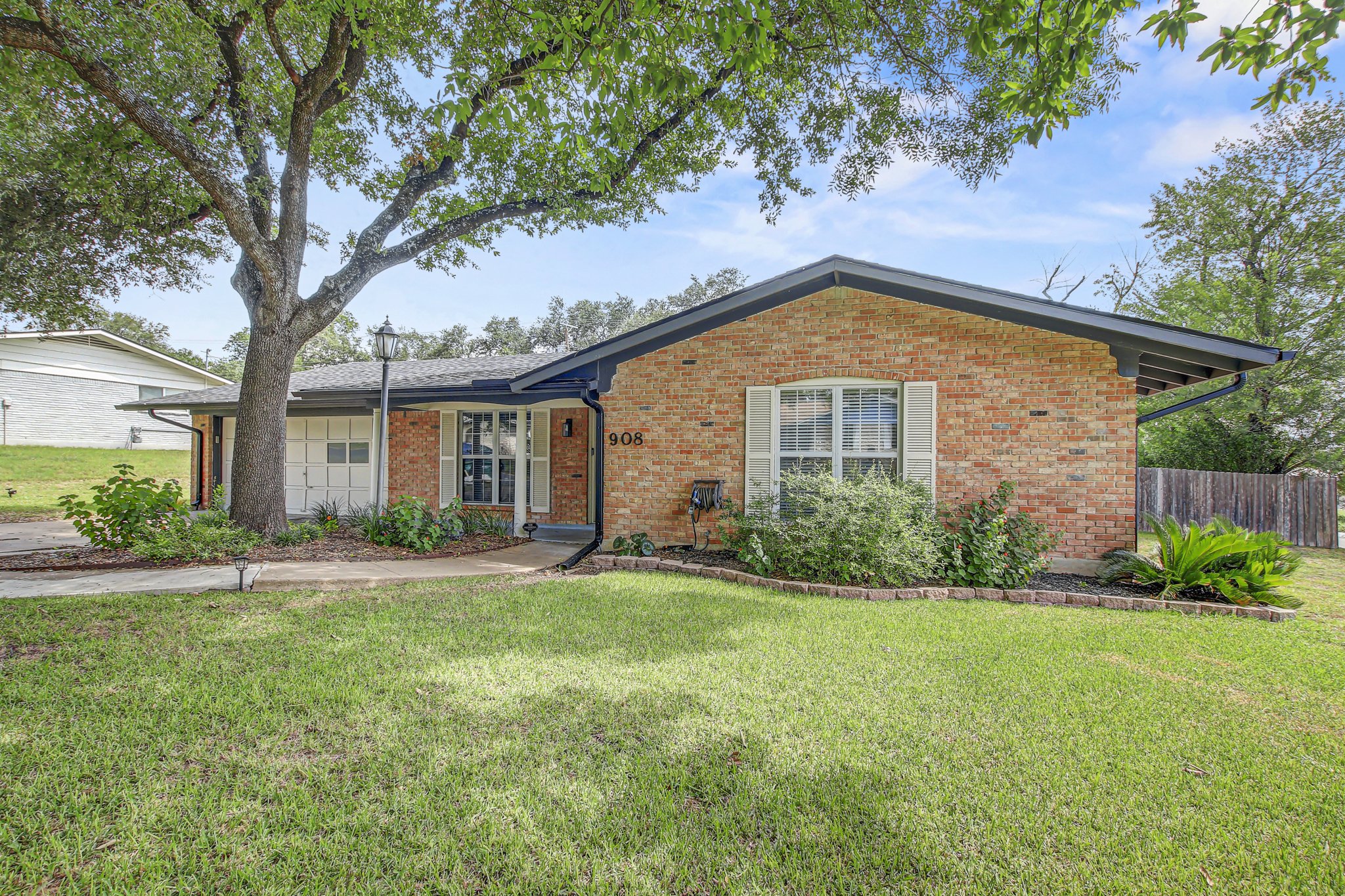 908 Hollybluff_31.jpg