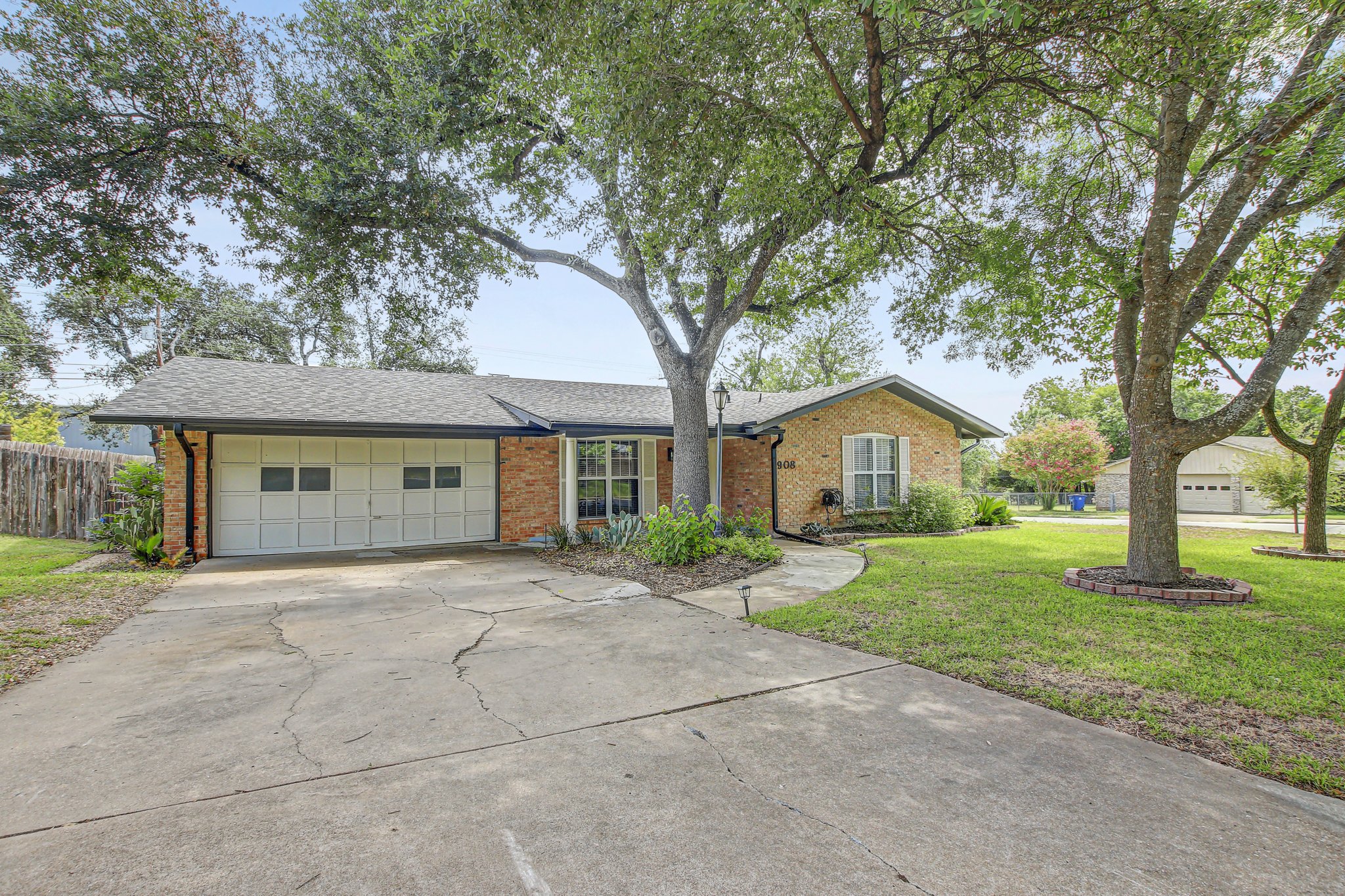 908 Hollybluff_32.jpg