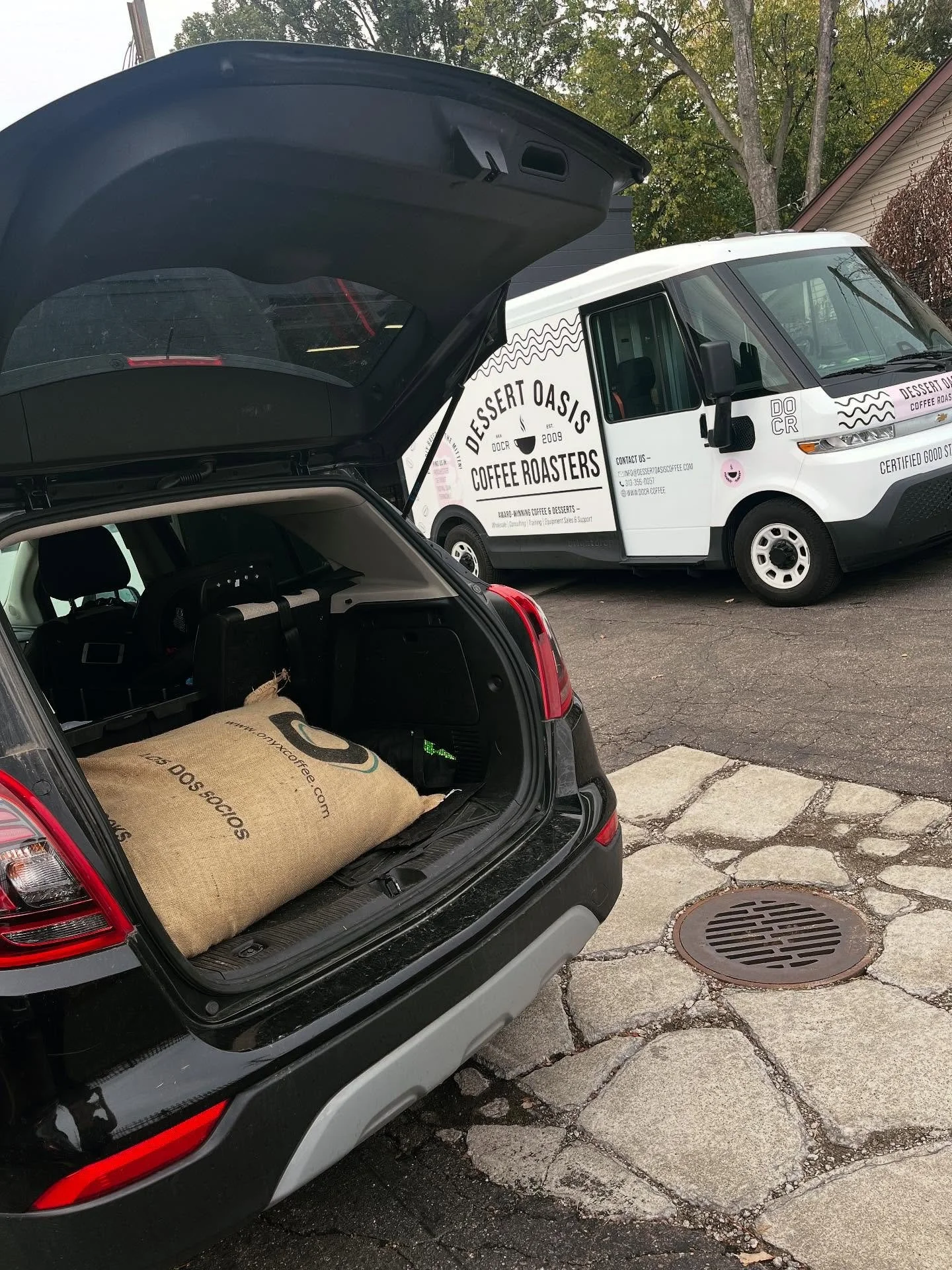 Roastery to roastery appreciation post!
Grateful shoutout to @dessert_oasis_coffee_roasters for hooking us up with another bag of green coffee 🎉🎉 extra special shoutout to @amelienoelle for friend-cilitating (🤭) and @natehamood for carrying the b