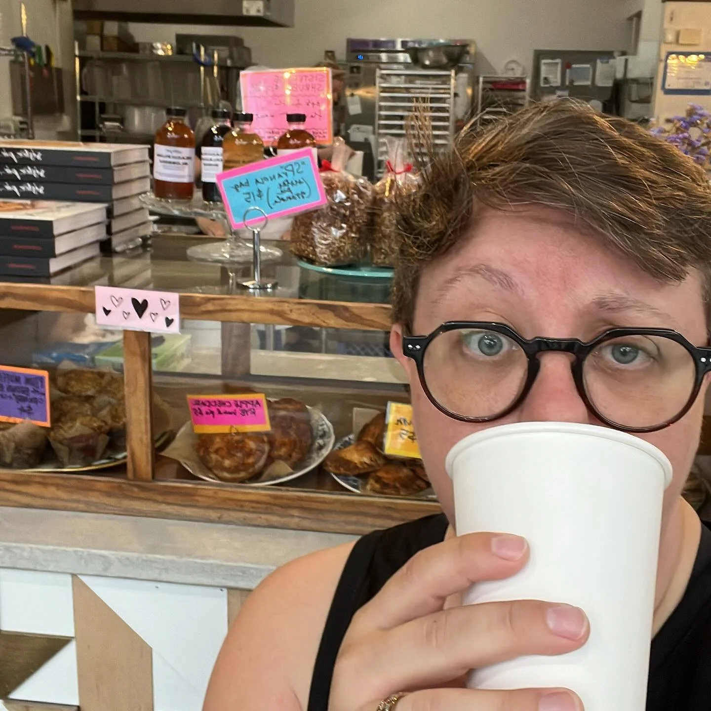 Coffee n treats, loves! Come see us til noon at @sisterpiedetroit !!
I’ve got a few bags of that special lil Sidama Daye Bensa 👀 notes of allspice and key lime pie (no relation to any of Lisa’s pies 😅)
Can’t wait to see ya!!
#d