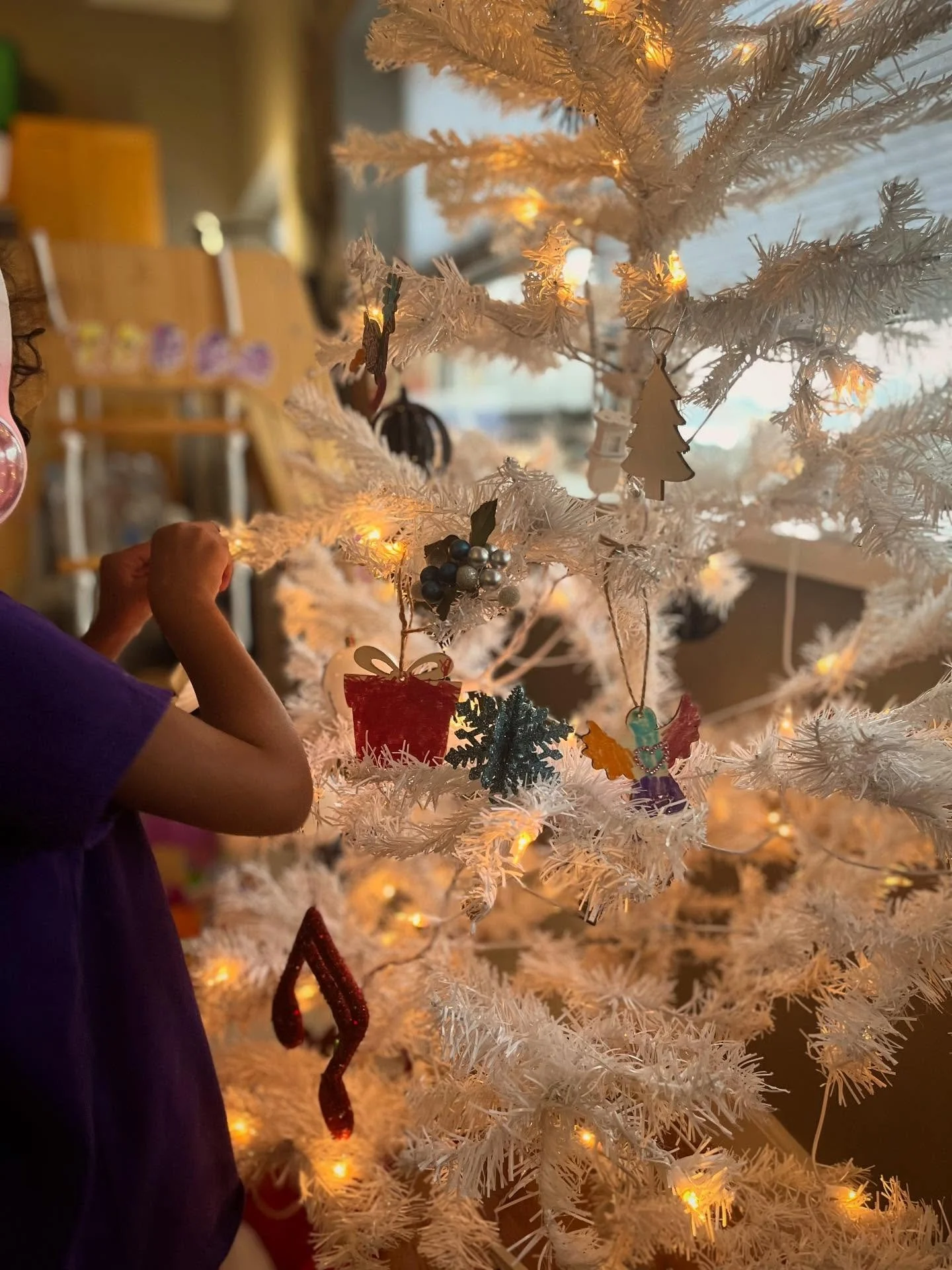 Happy Holidaze to all who celebrate and let their kids decorate and therefore 1/8th of the tree is BEAUTIFUL and the rest is bare 🎶 or however the song goes?

#familybusiness #momowned #detroit