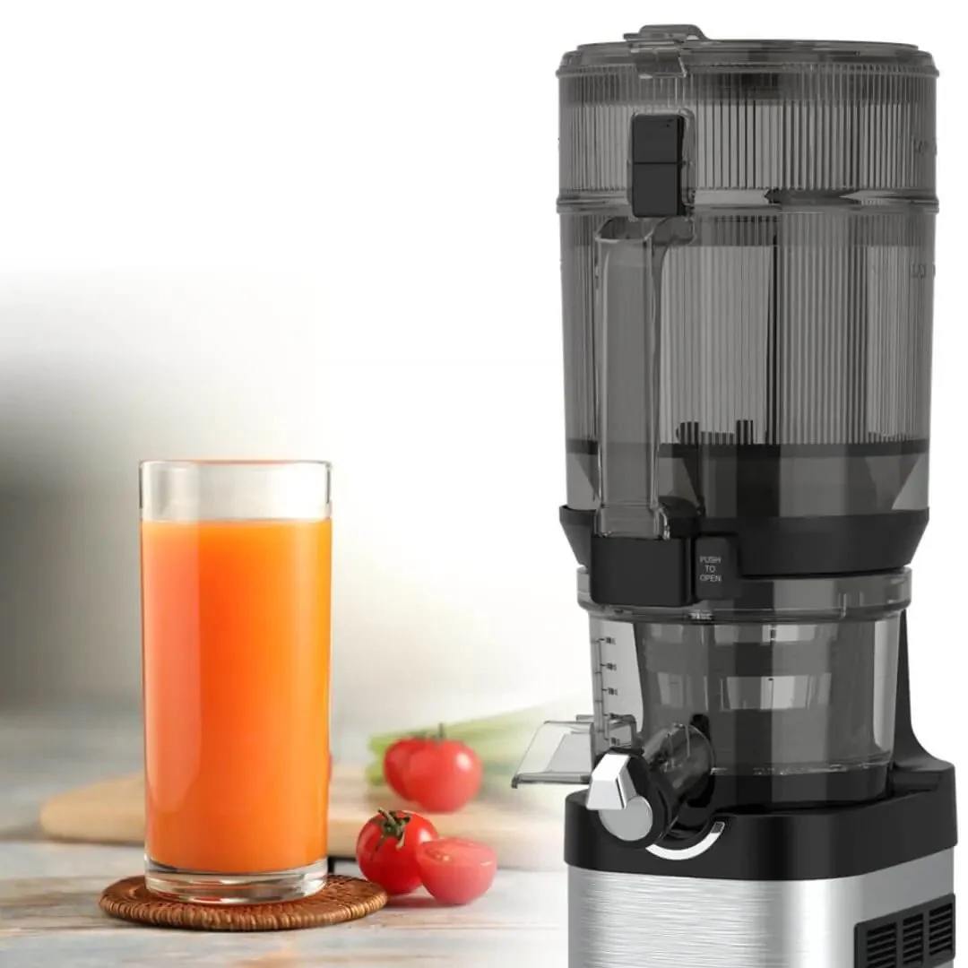 CS800-Commercial-Juicer-Lifestyle-with-Juice.jpg