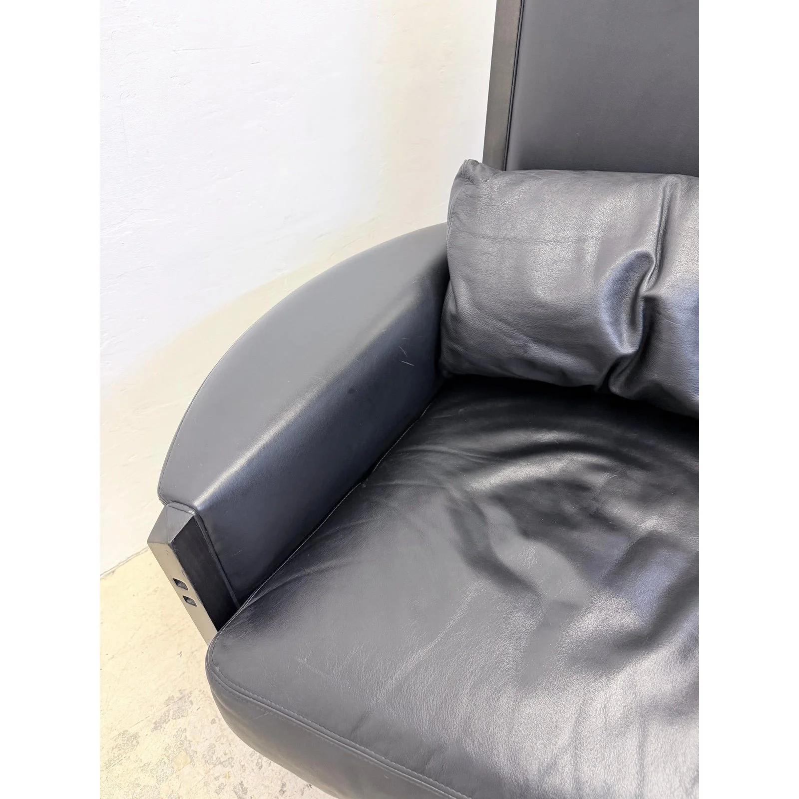 umberto-asnago-black-leather-peggy-lounge-chairs-for-georgetti-1990