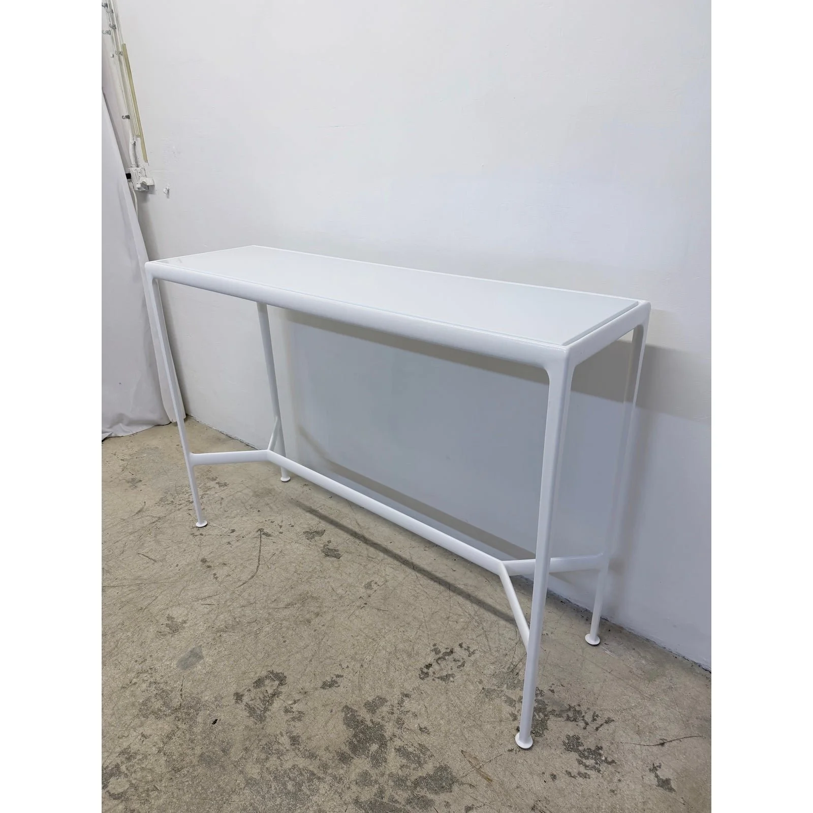 richard-schultz-white-porcelain-1966-collection-outdoor-high-table-for-knoll-0412