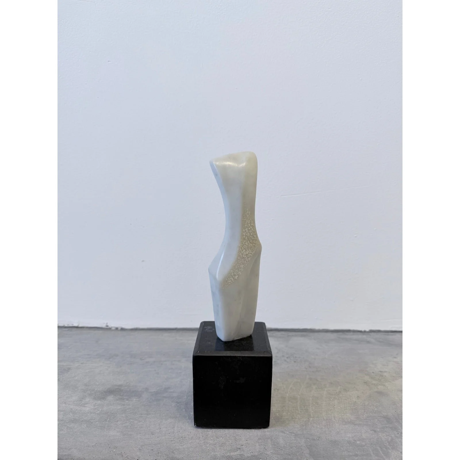 fatima-fontes-abstract-carrara-marble-sculpture-on-granite-base-brazil-1990s-0089
