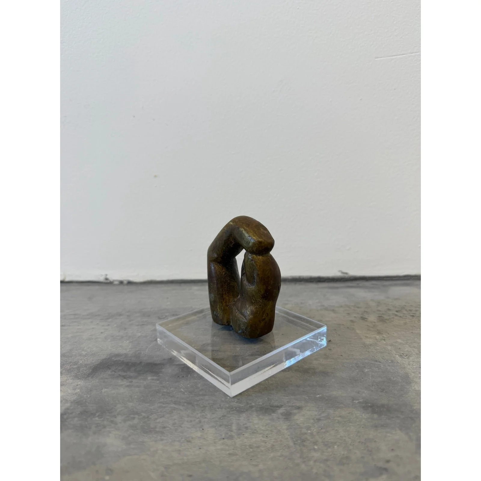 brazilian-modern-bronze-sculpture-of-two-fingers-snapping-on-acrylic-base-1980s-9549