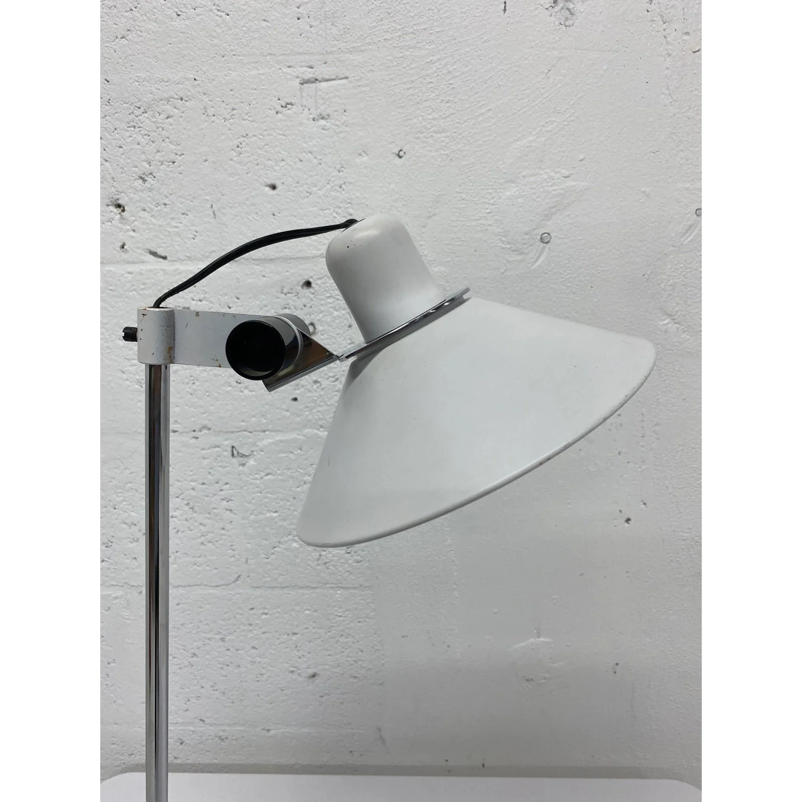 black-and-white-postmodern-lamp-4576