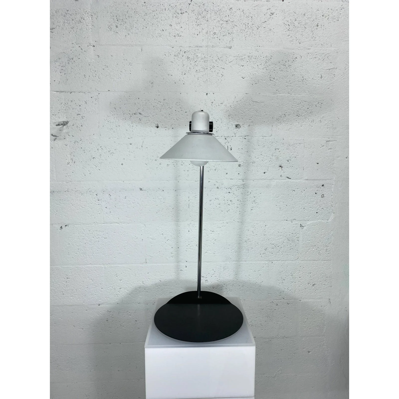 black-and-white-postmodern-lamp-3752
