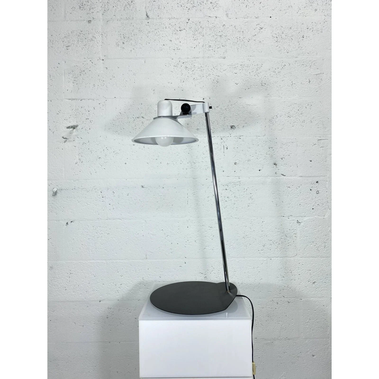 black-and-white-postmodern-lamp-2667