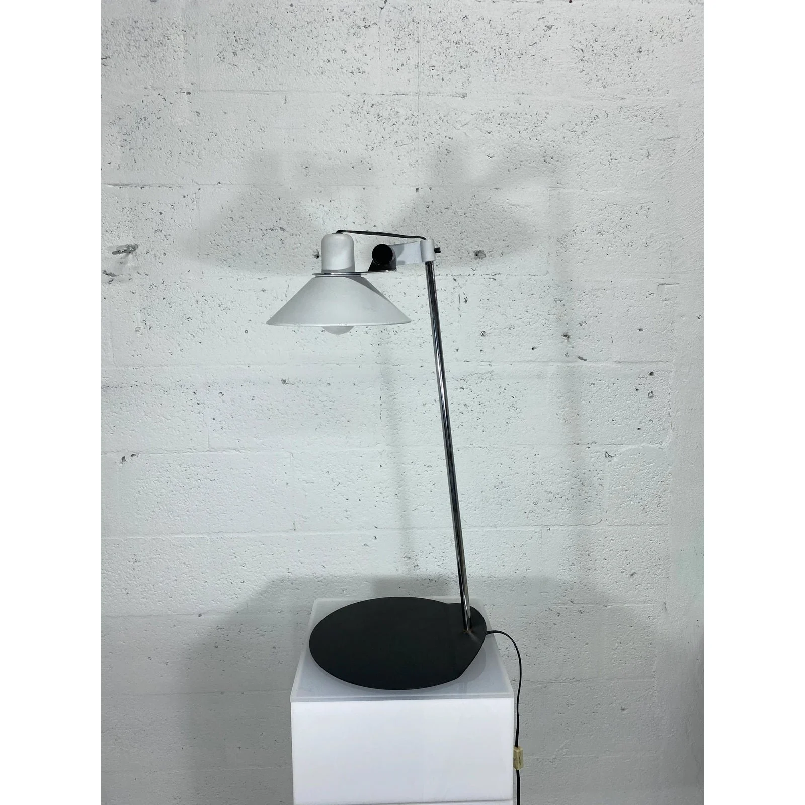 black-and-white-postmodern-lamp-7506