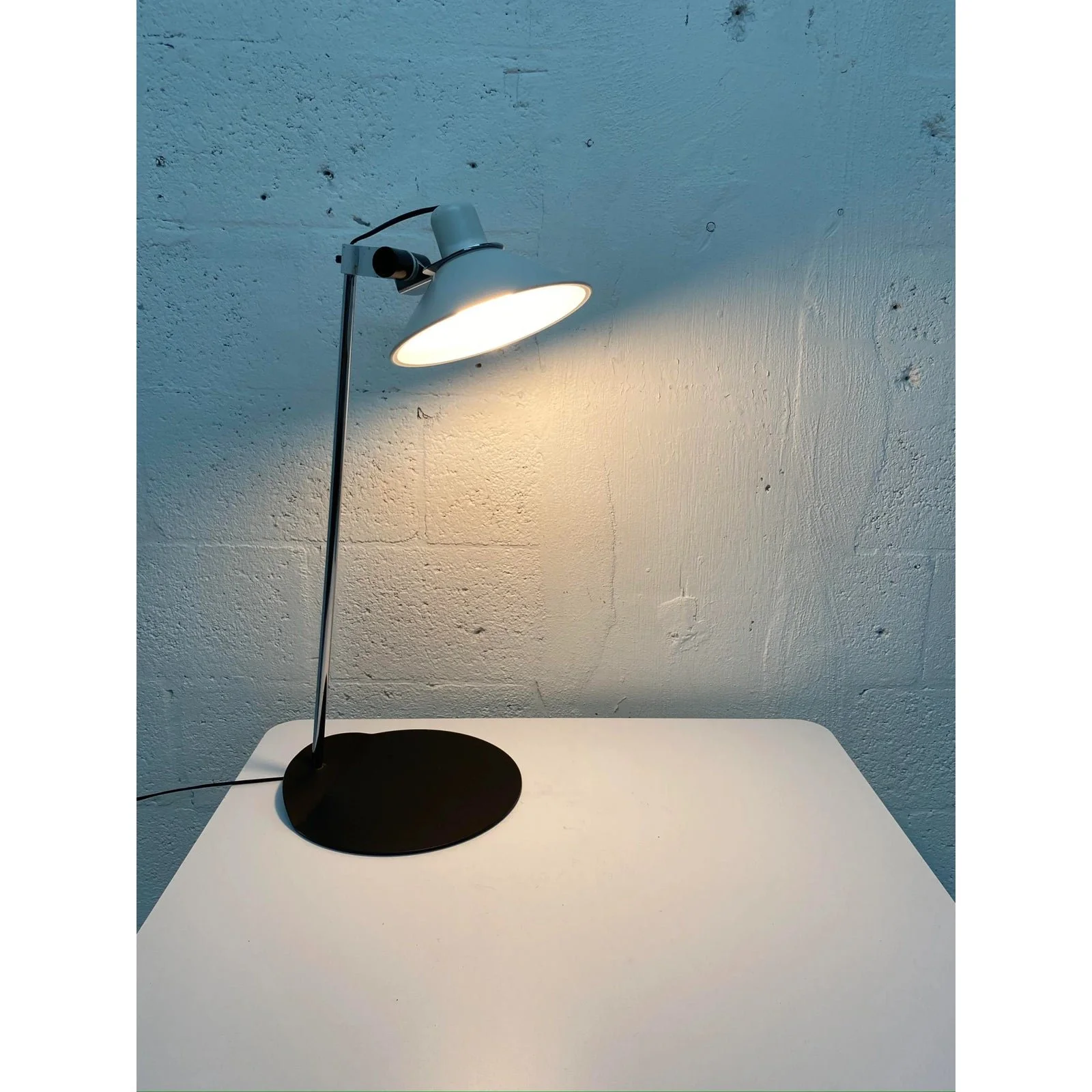 black-and-white-postmodern-lamp-4722