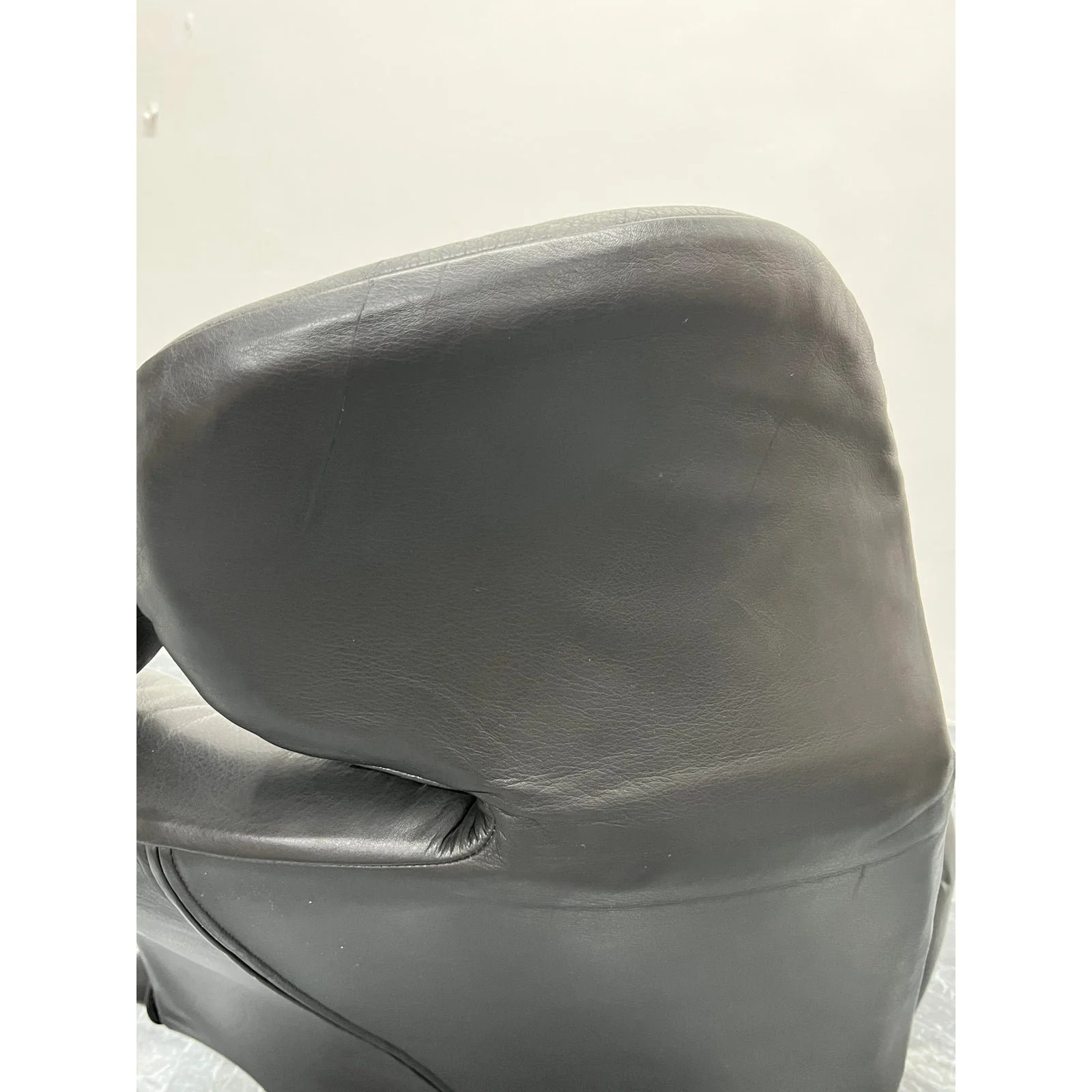 toshiyuki-kita-wink-charcoal-gray-leather-lounge-chair-for-cassina-1980