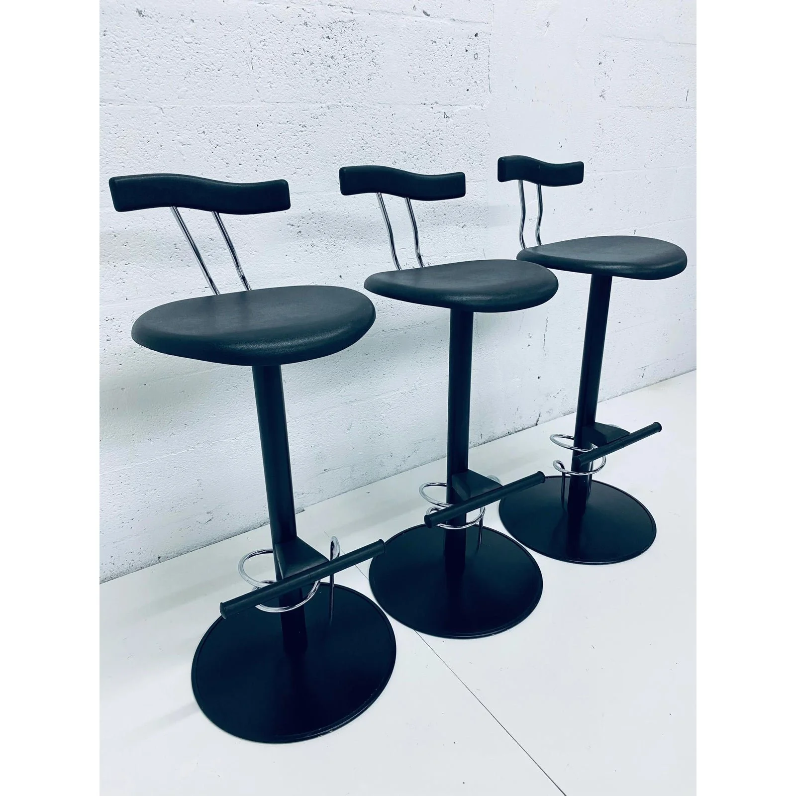 three-postmodern-memphis-style-bar-stools-italy-1980s-0854