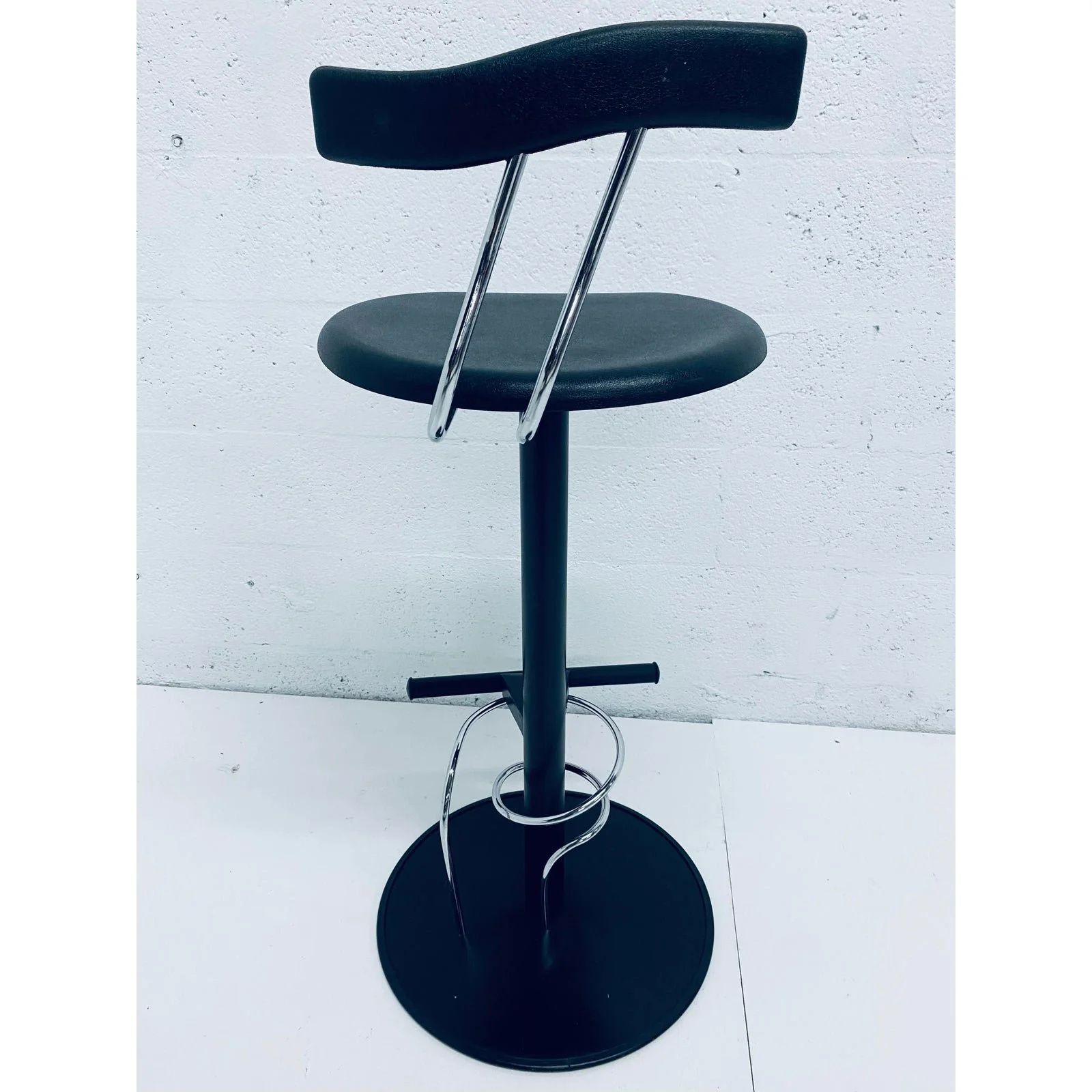 three-postmodern-memphis-style-bar-stools-italy-1980s-4050