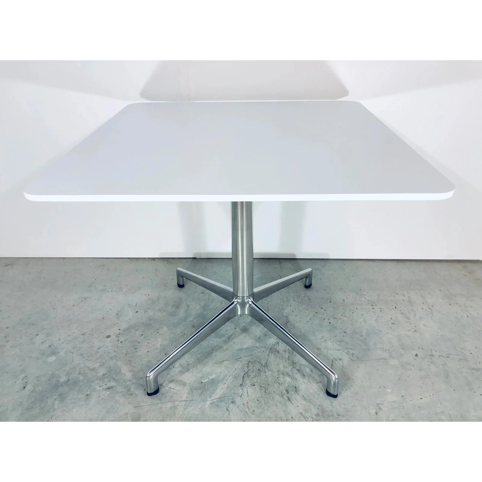 mid-century-modern-eoos-keilhauser-white-juxta-side-table-7171
