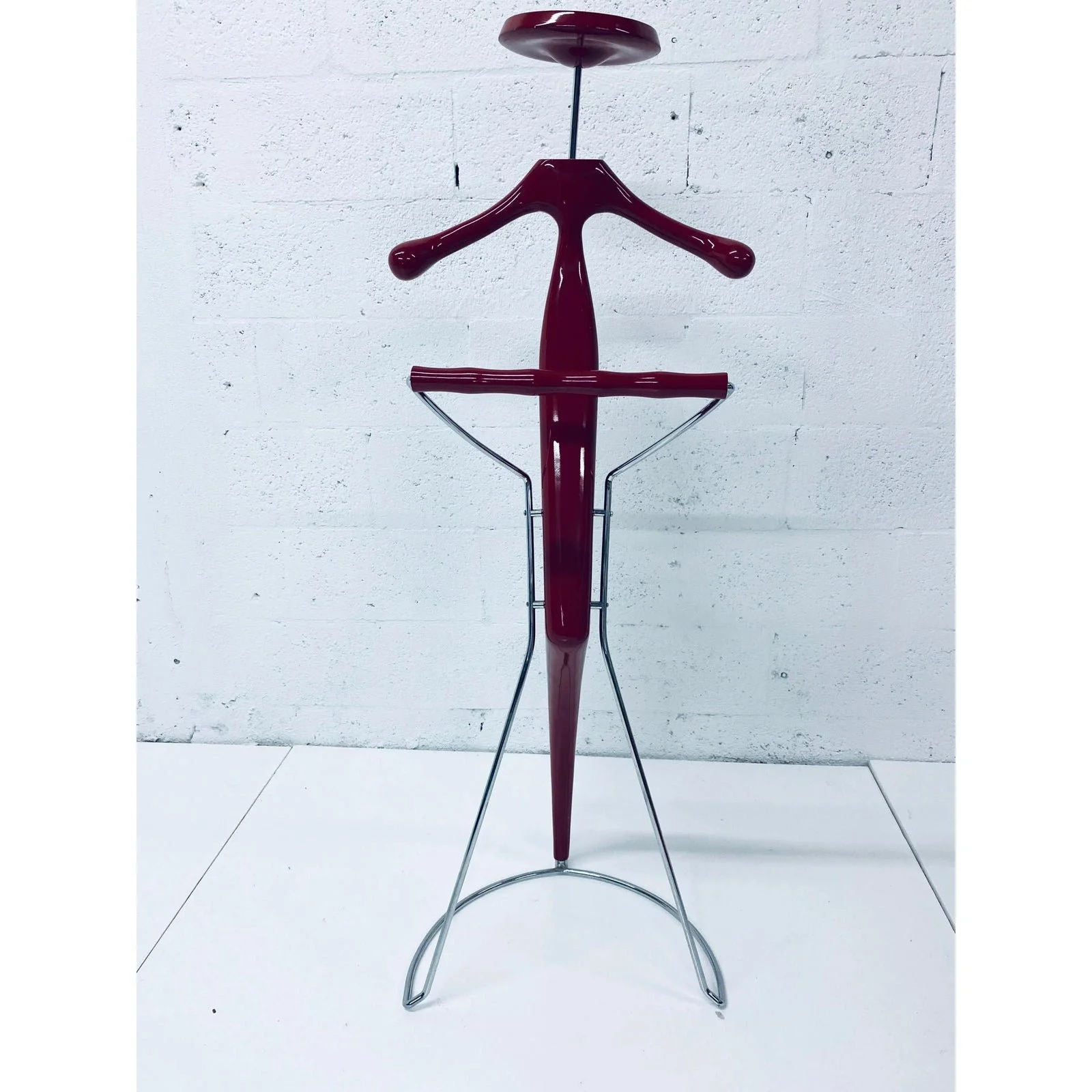post-modern-sir-bis-porada-red-lacquered-and-chrome-unisex-valet-stand-6350