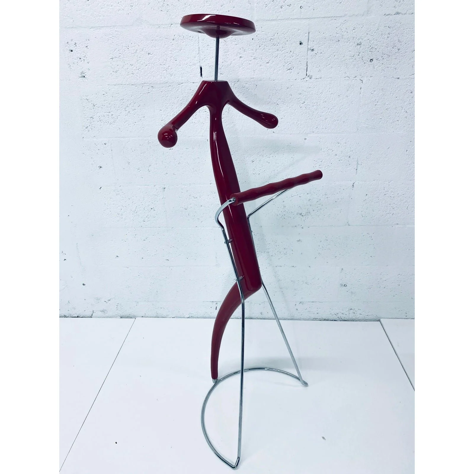 post-modern-sir-bis-porada-red-lacquered-and-chrome-unisex-valet-stand-2584