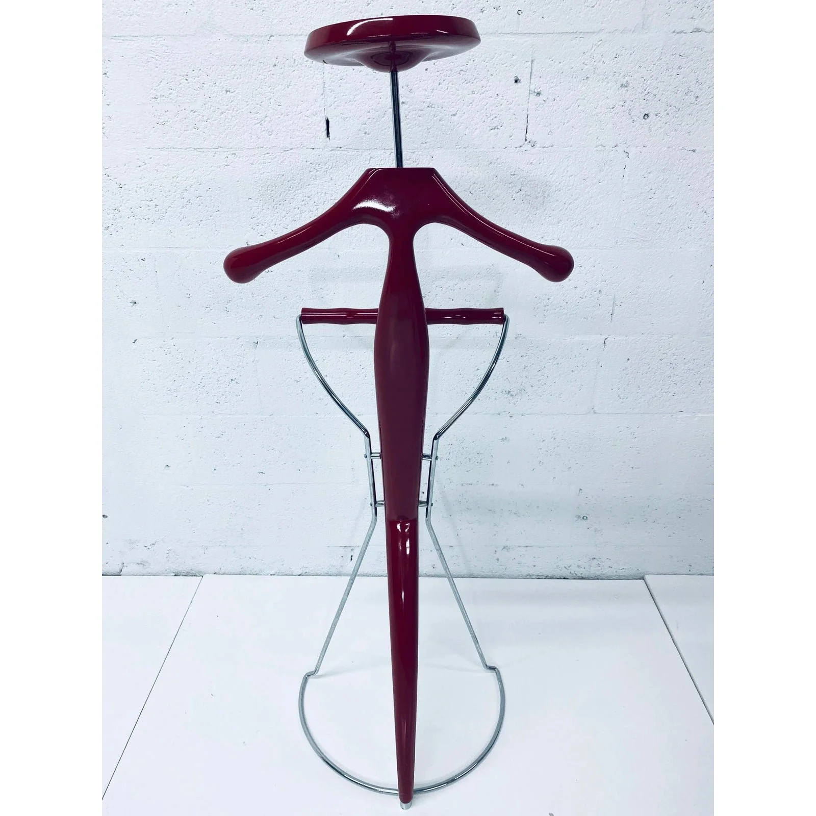 post-modern-sir-bis-porada-red-lacquered-and-chrome-unisex-valet-stand-2781