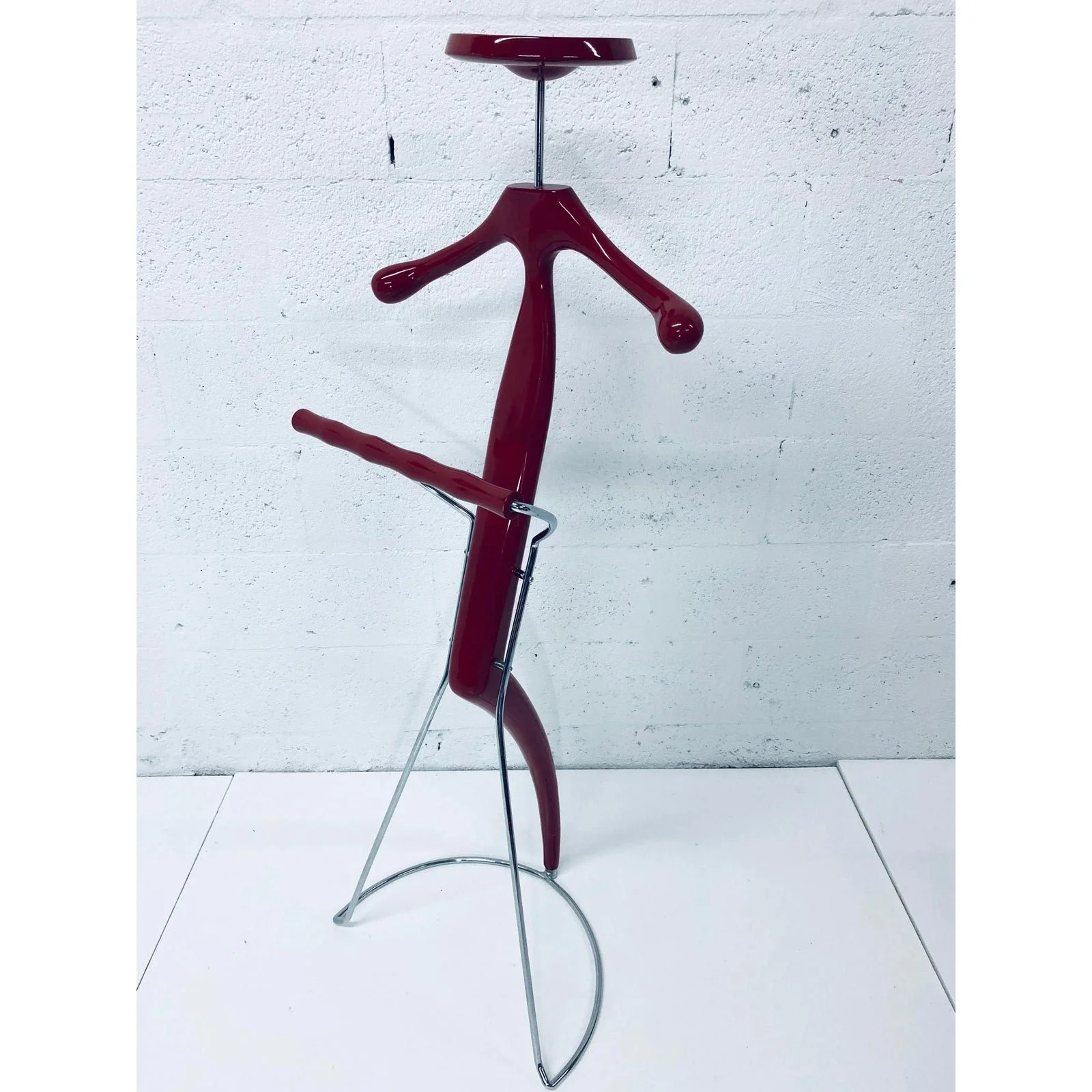 post-modern-sir-bis-porada-red-lacquered-and-chrome-unisex-valet-stand-7354