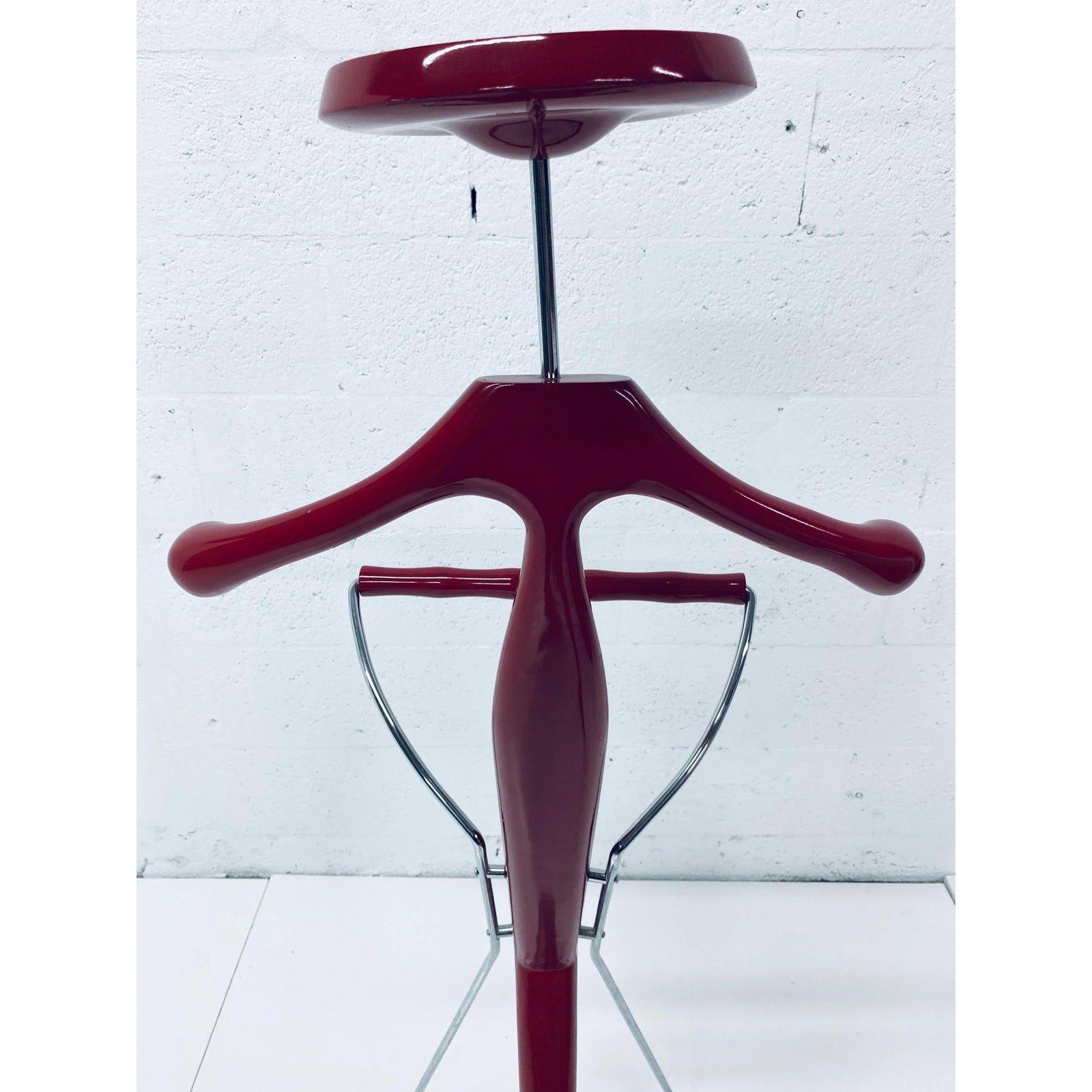 post-modern-sir-bis-porada-red-lacquered-and-chrome-unisex-valet-stand-8573