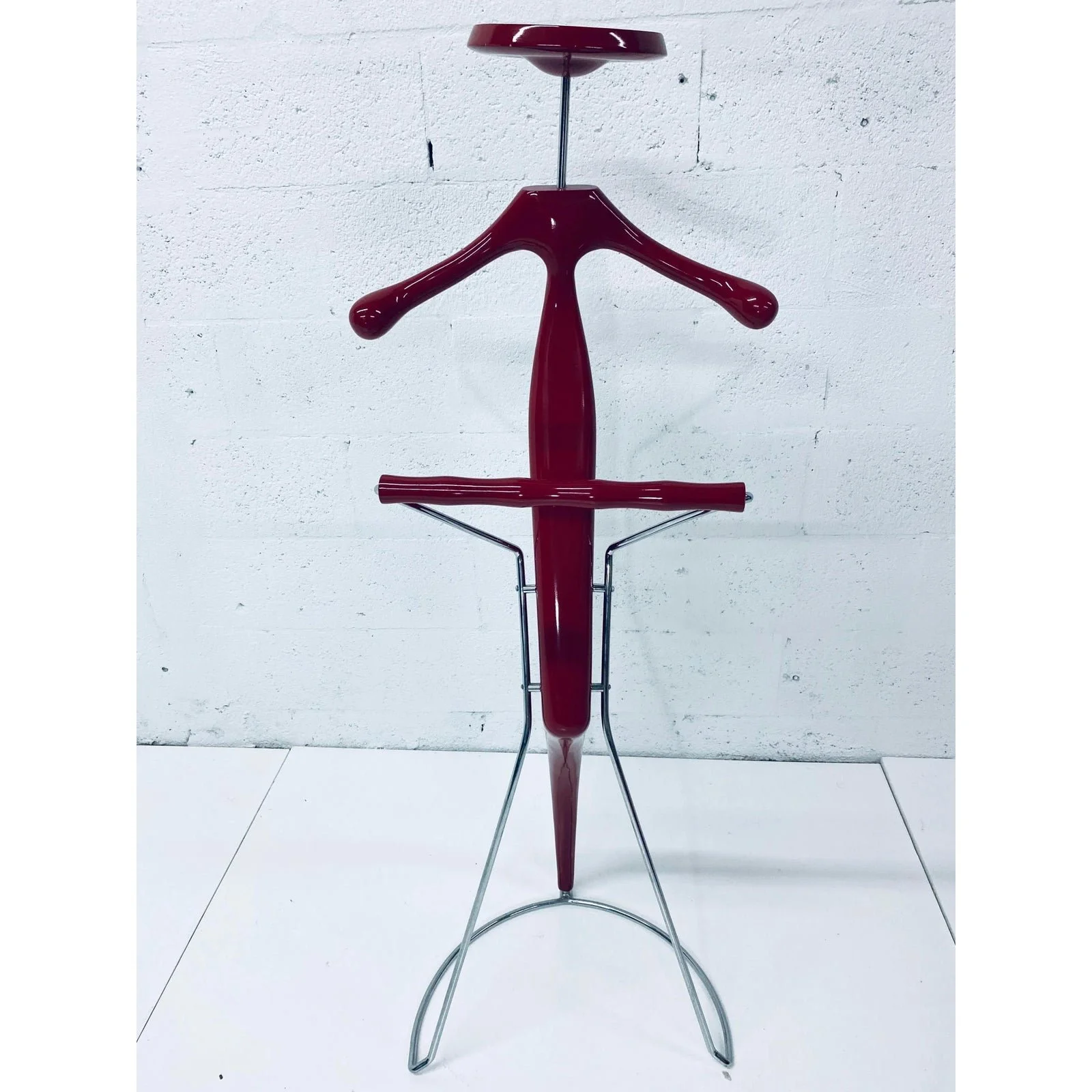 post-modern-sir-bis-porada-red-lacquered-and-chrome-unisex-valet-stand-3529