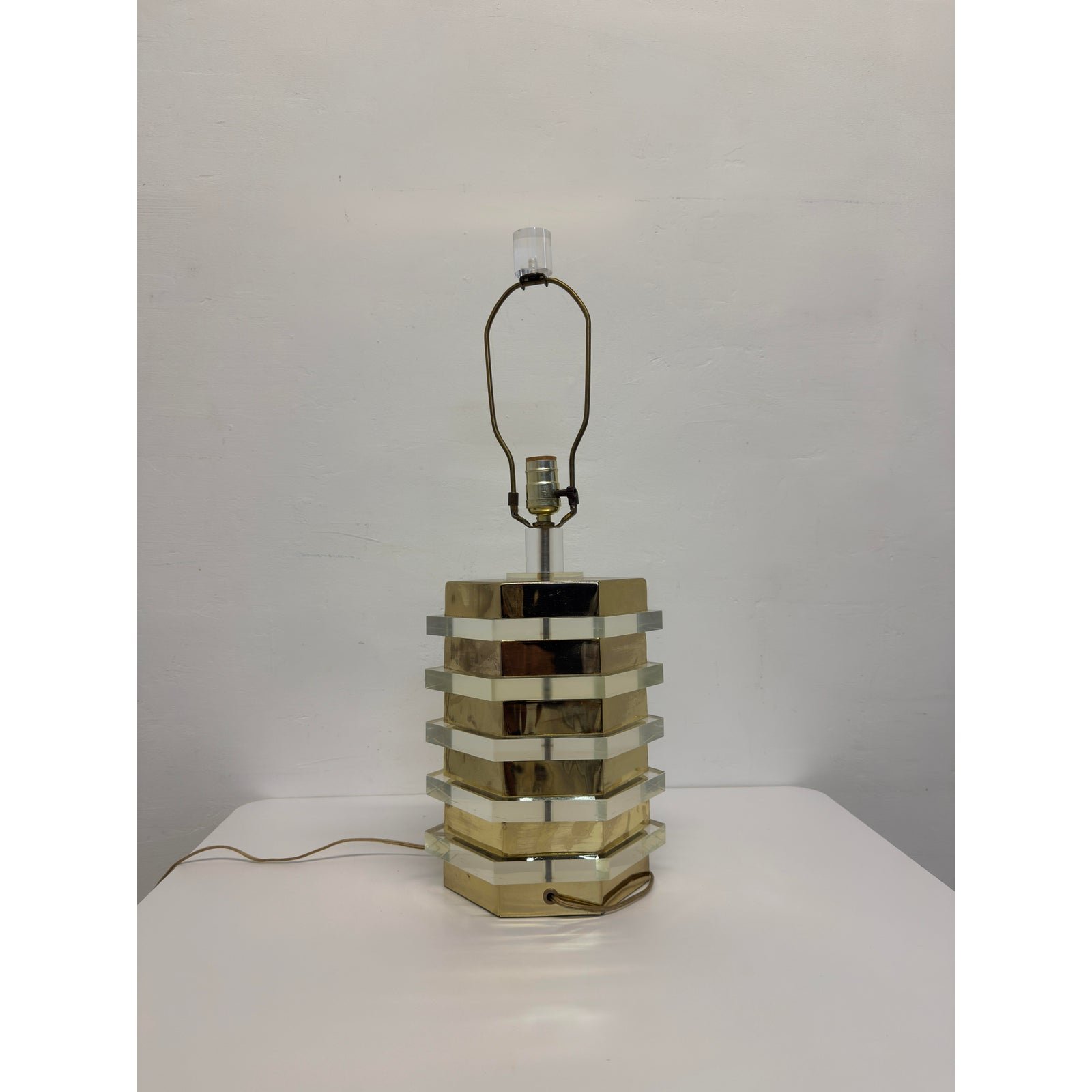 mid-centruy-brass-and-lucite-table-lamp-with-lucite-finial-1970s-0607