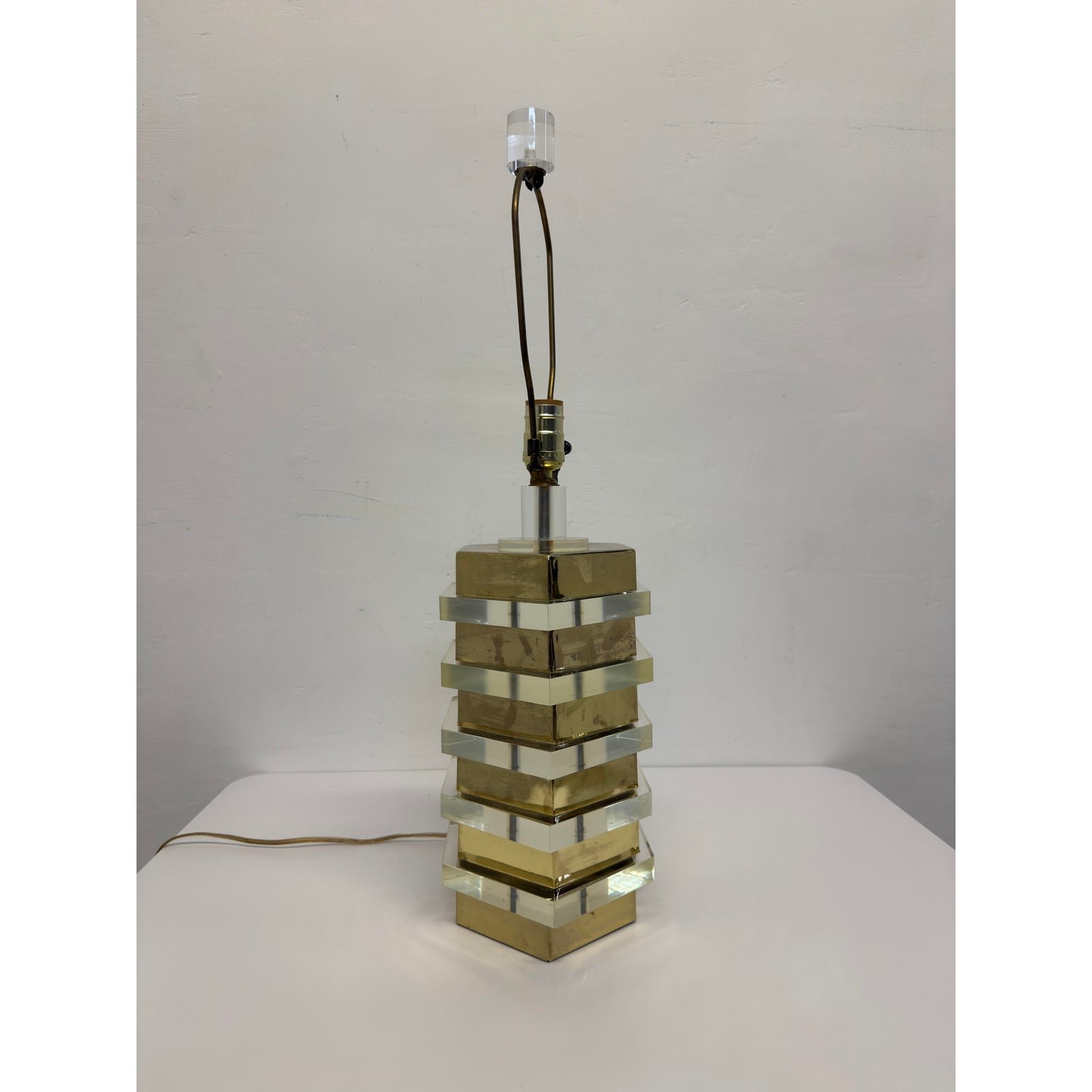 mid-centruy-brass-and-lucite-table-lamp-with-lucite-finial-1970s-4045