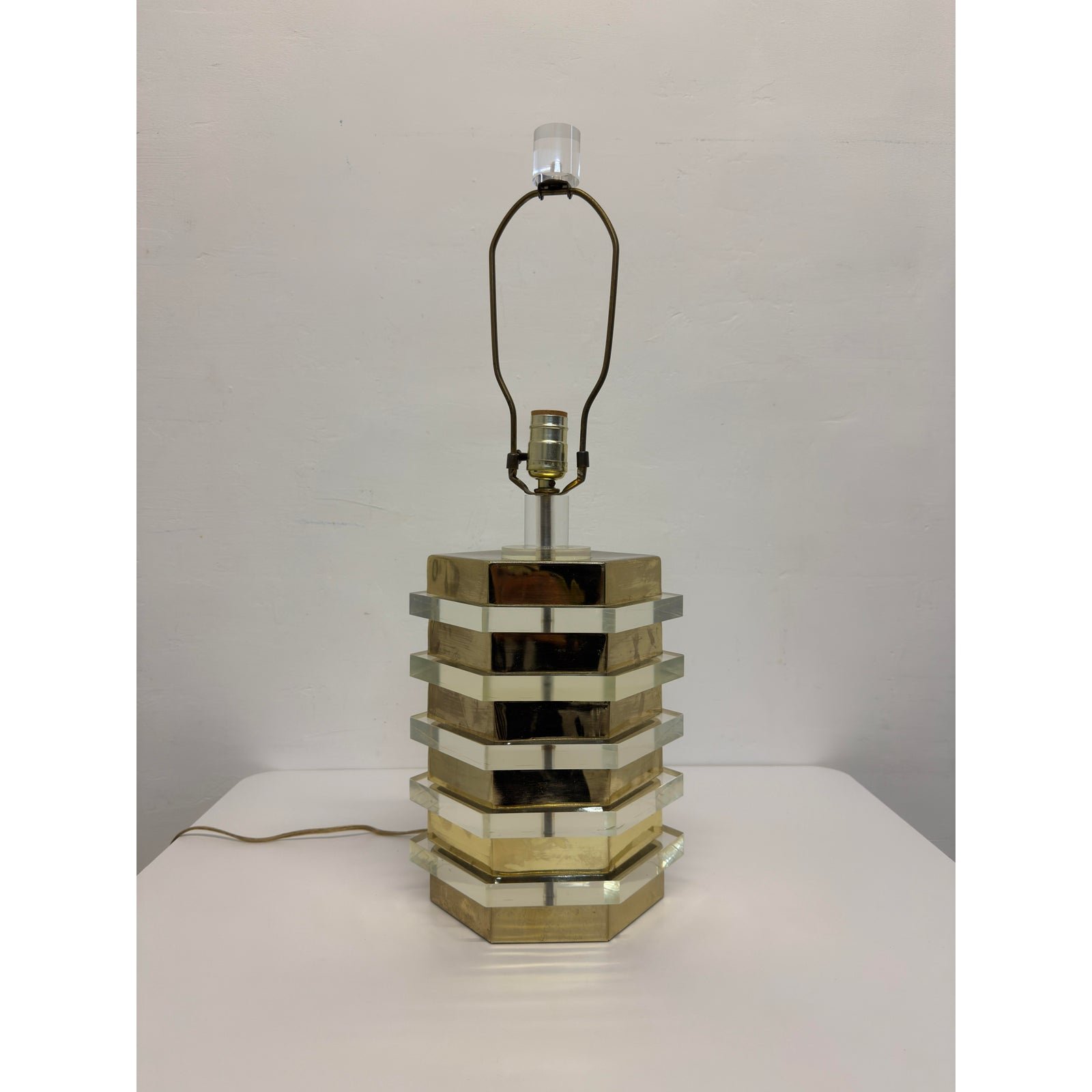 mid-centruy-brass-and-lucite-table-lamp-with-lucite-finial-1970s-4112