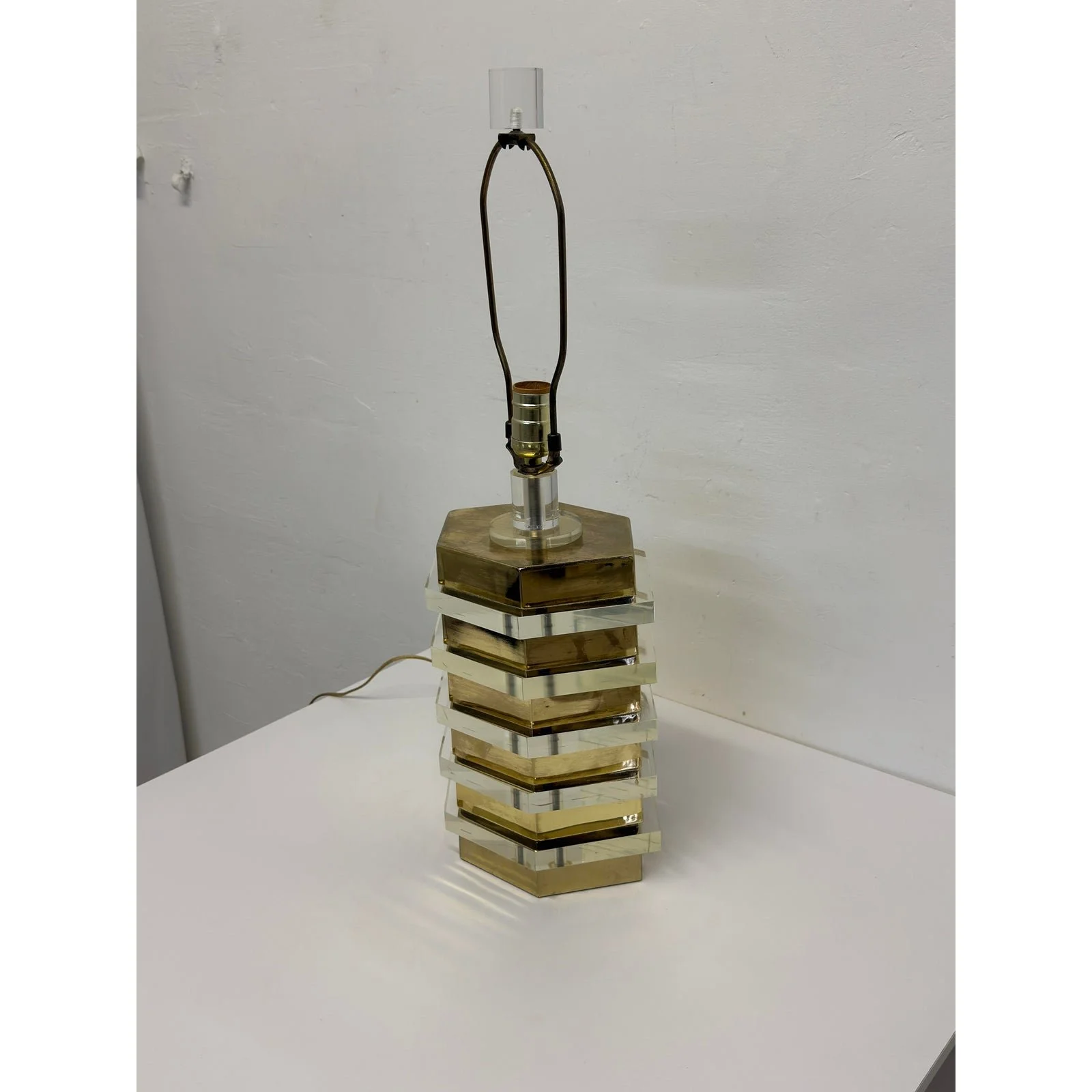 mid-centruy-brass-and-lucite-table-lamp-with-lucite-finial-1970s-7817