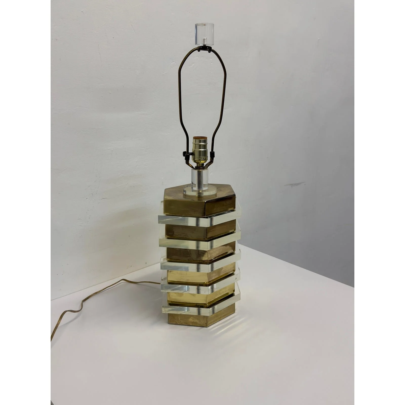 mid-centruy-brass-and-lucite-table-lamp-with-lucite-finial-1970s-5280