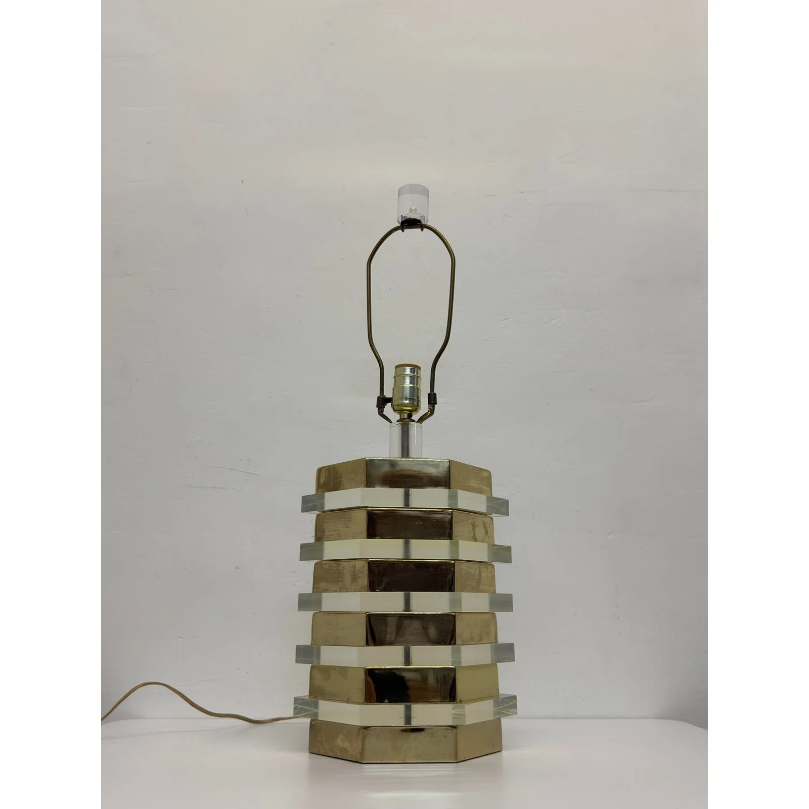 mid-centruy-brass-and-lucite-table-lamp-with-lucite-finial-1970s-4276