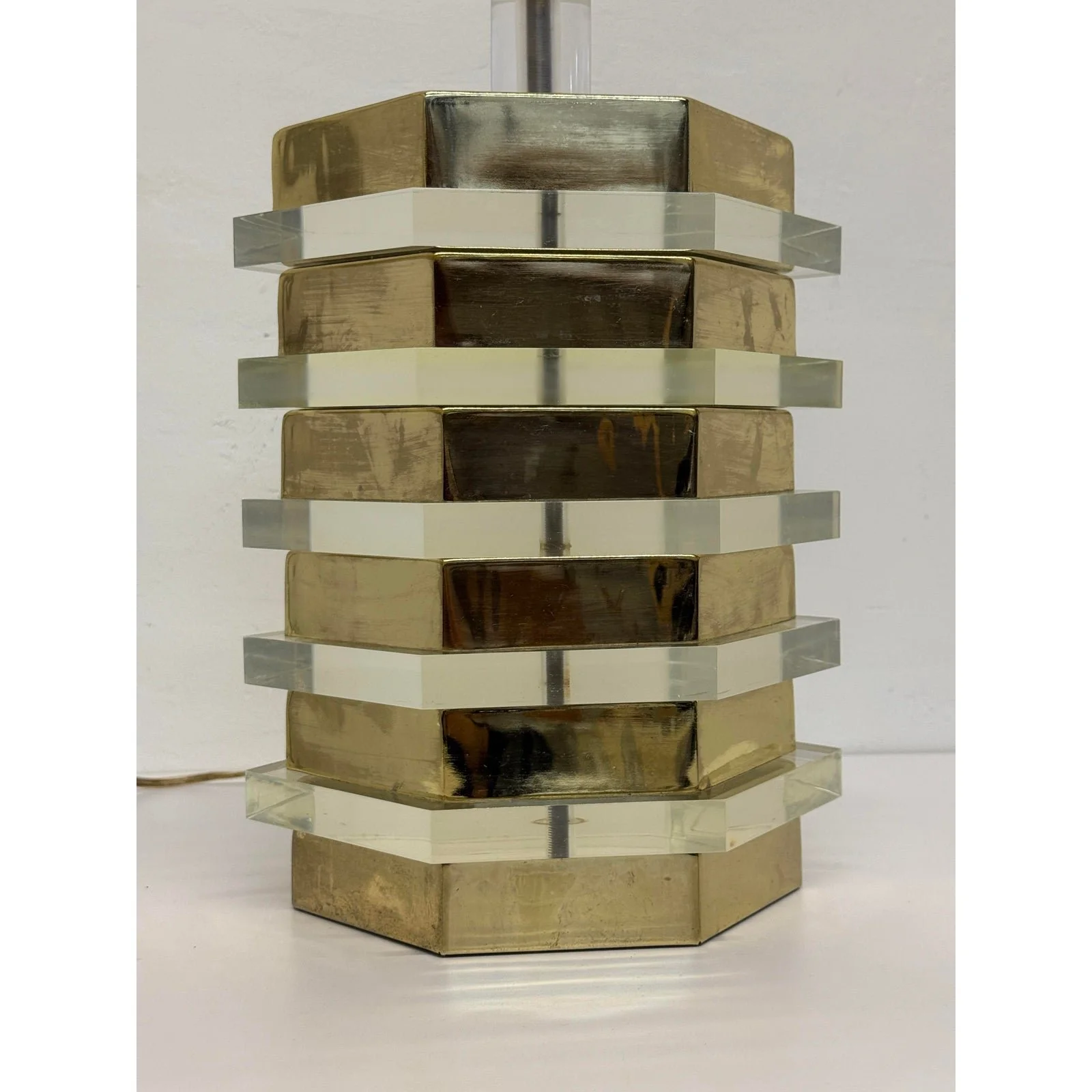 mid-centruy-brass-and-lucite-table-lamp-with-lucite-finial-1970s-8232