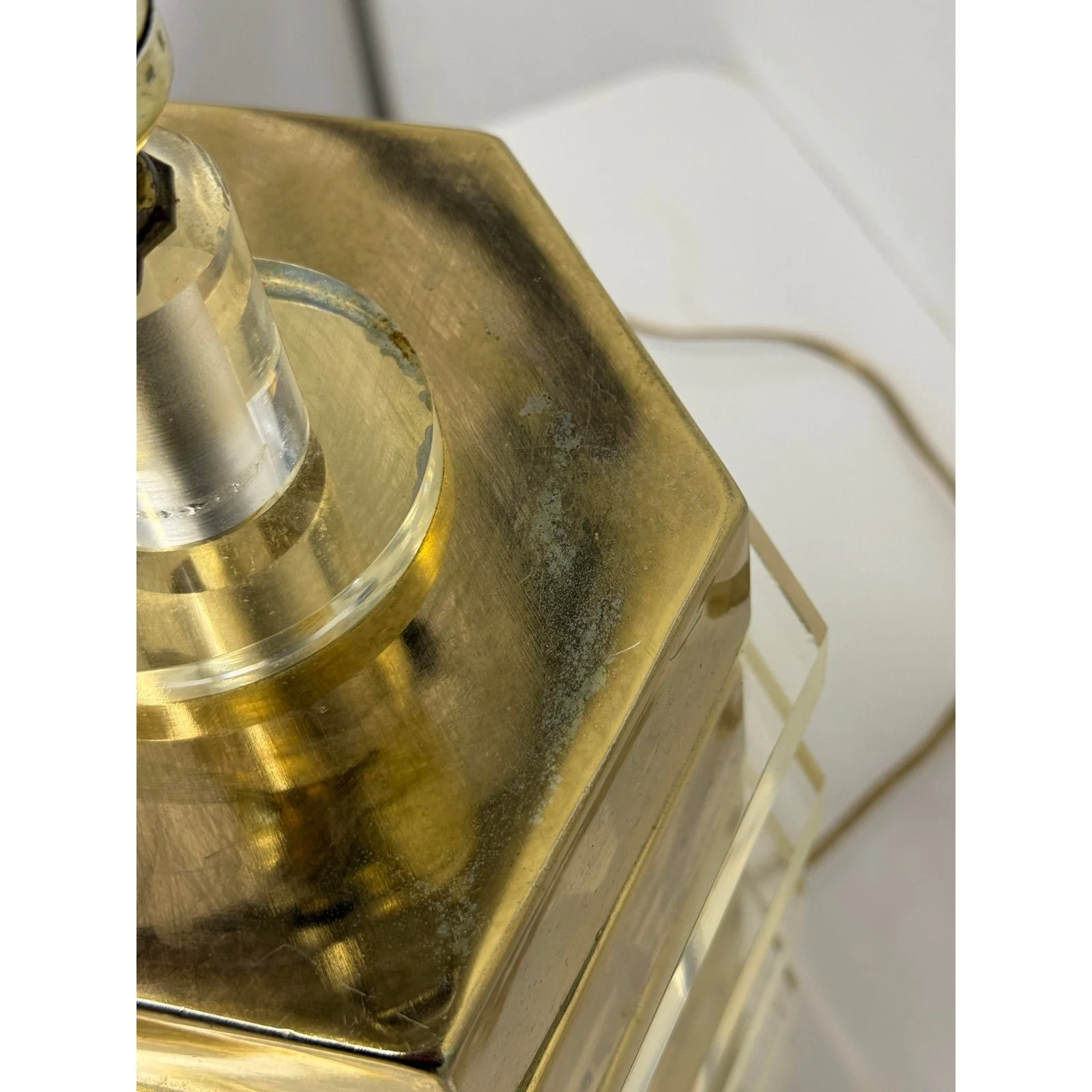 mid-centruy-brass-and-lucite-table-lamp-with-lucite-finial-1970