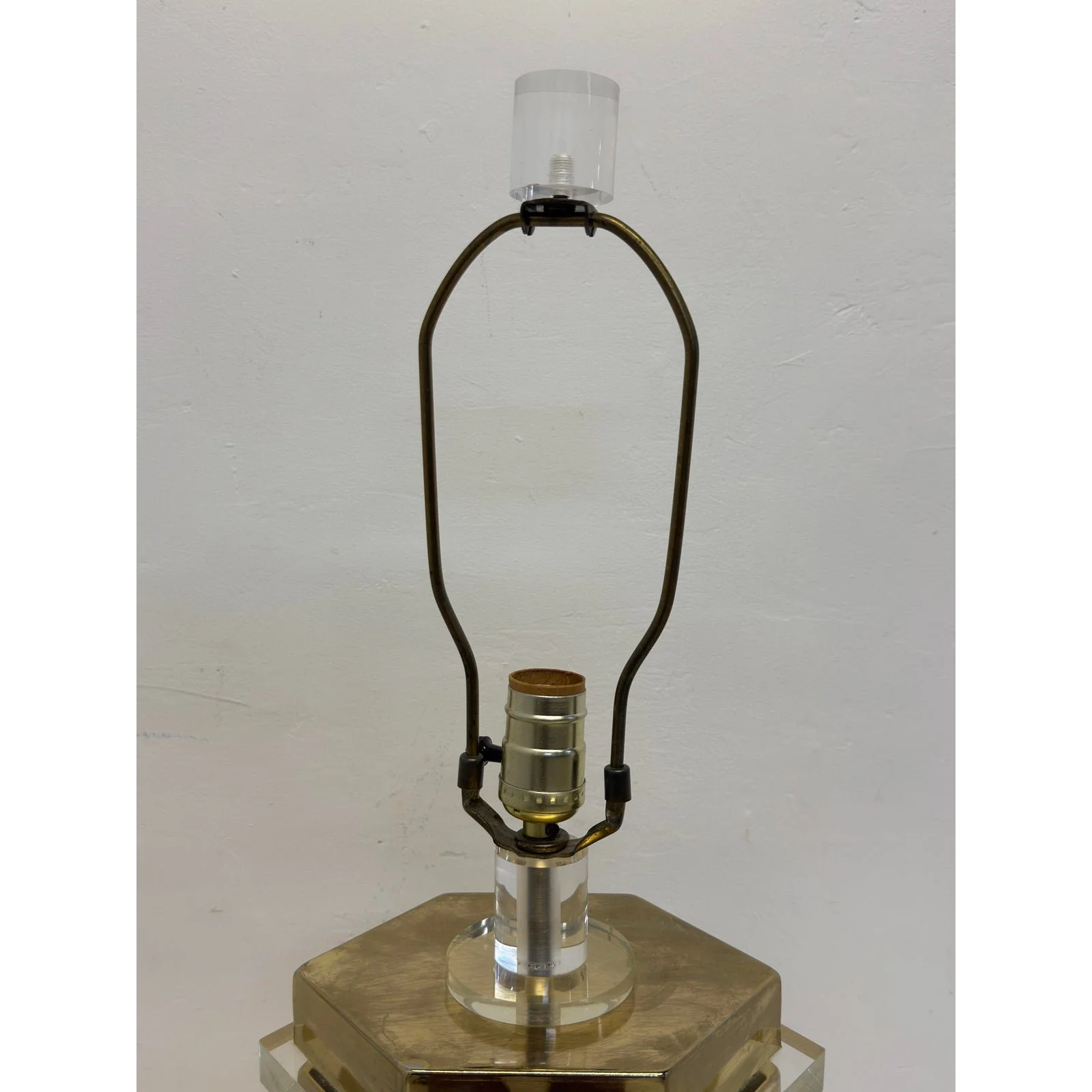mid-centruy-brass-and-lucite-table-lamp-with-lucite-finial-1970