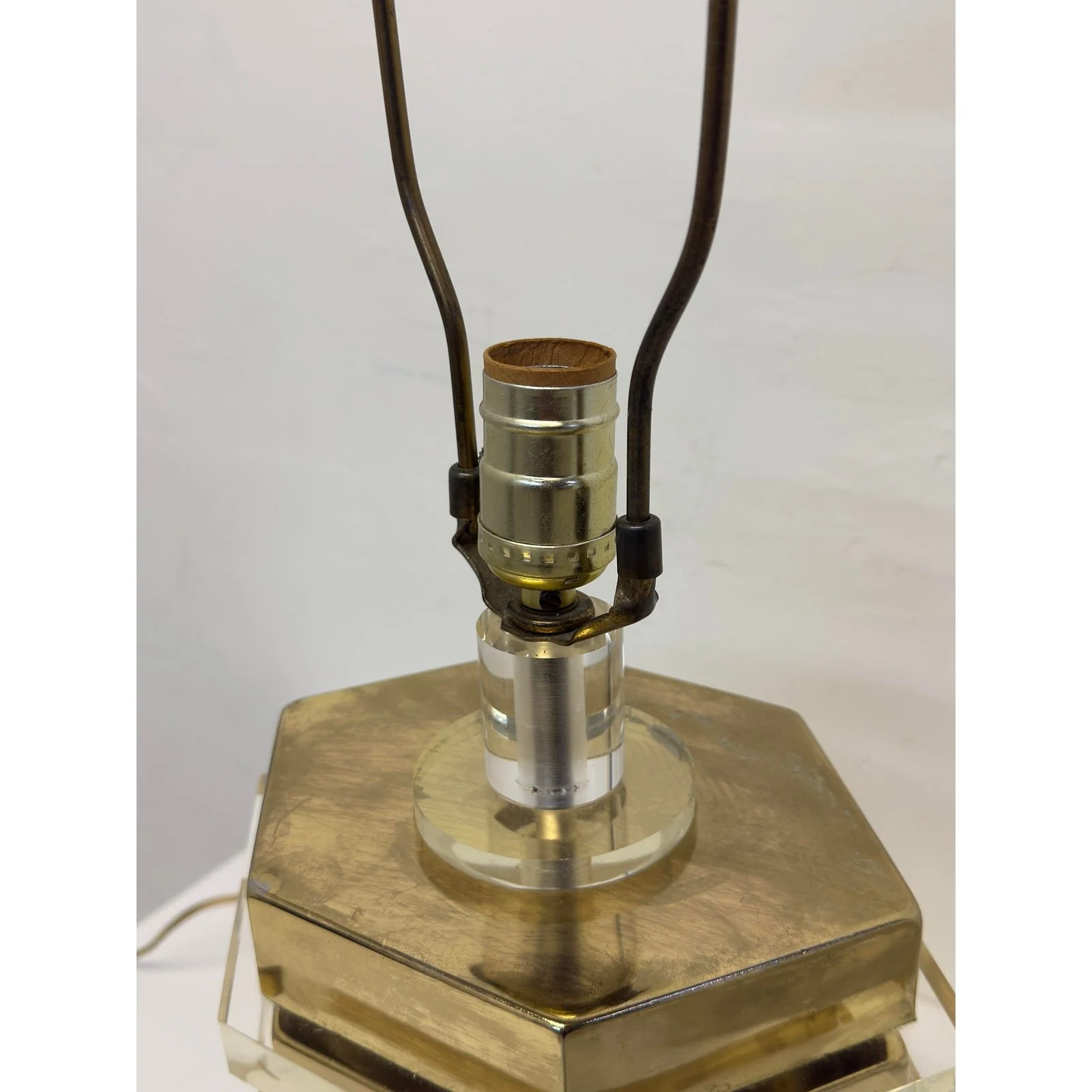 mid-centruy-brass-and-lucite-table-lamp-with-lucite-finial-1970