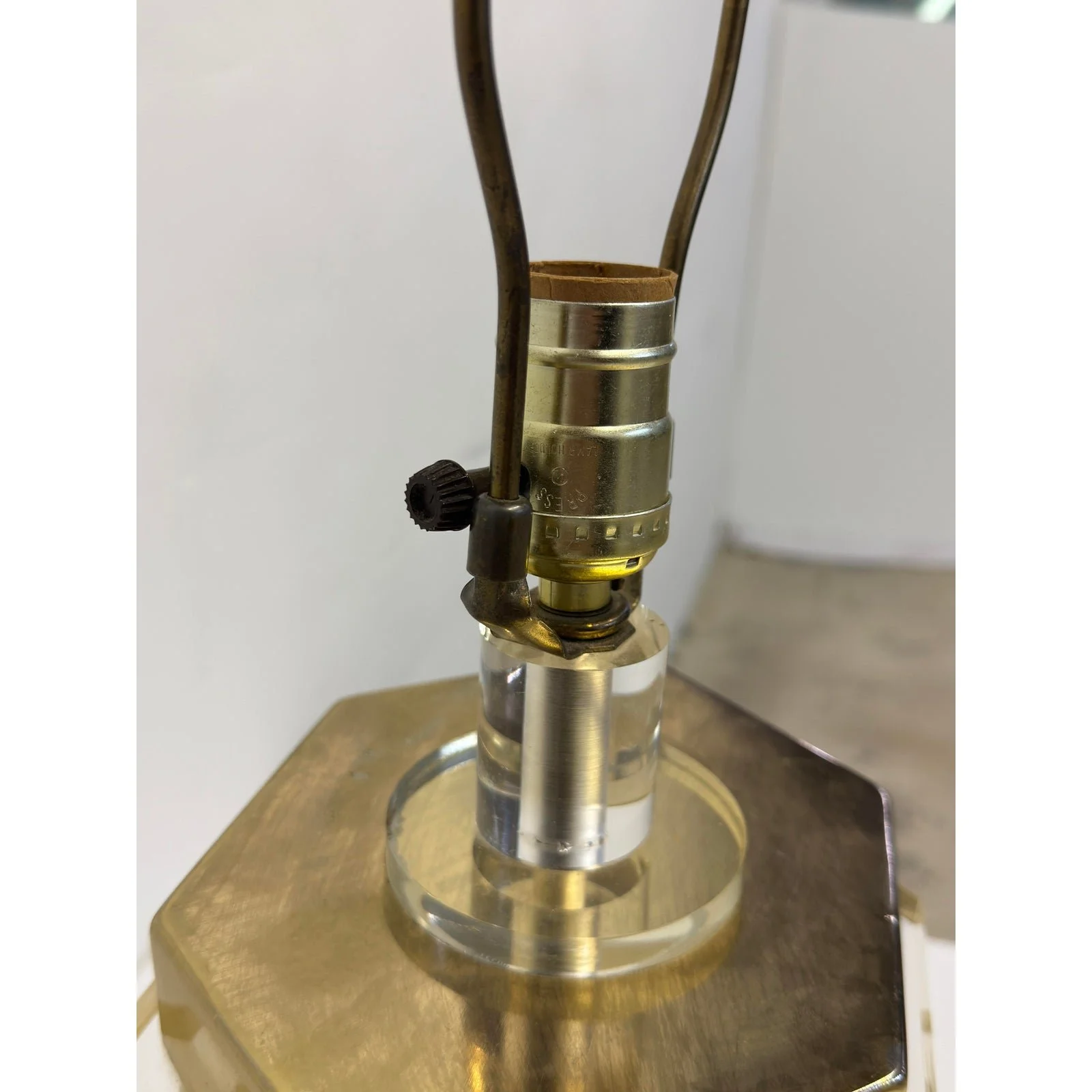 mid-centruy-brass-and-lucite-table-lamp-with-lucite-finial-1970