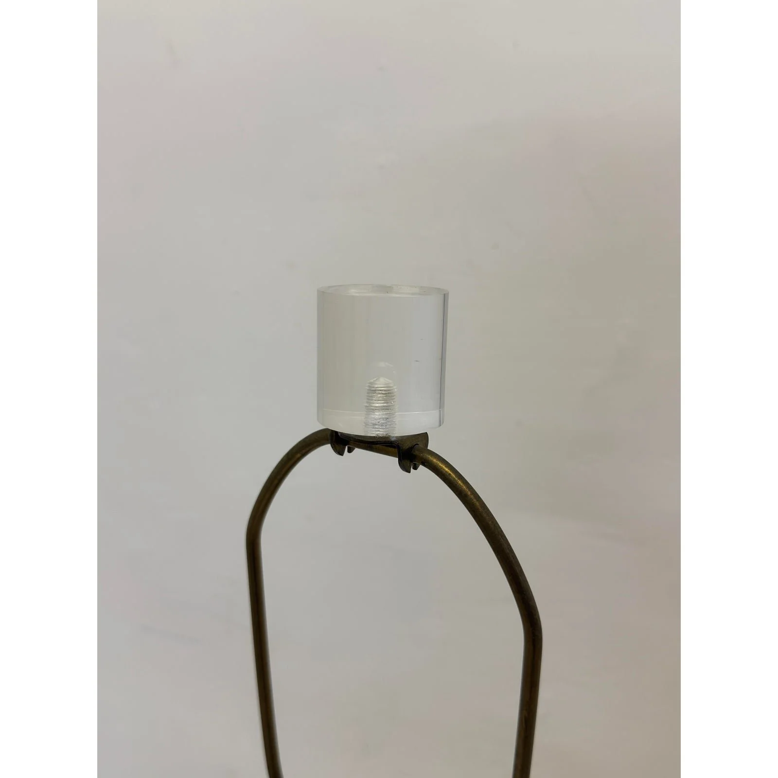 mid-centruy-brass-and-lucite-table-lamp-with-lucite-finial-1970