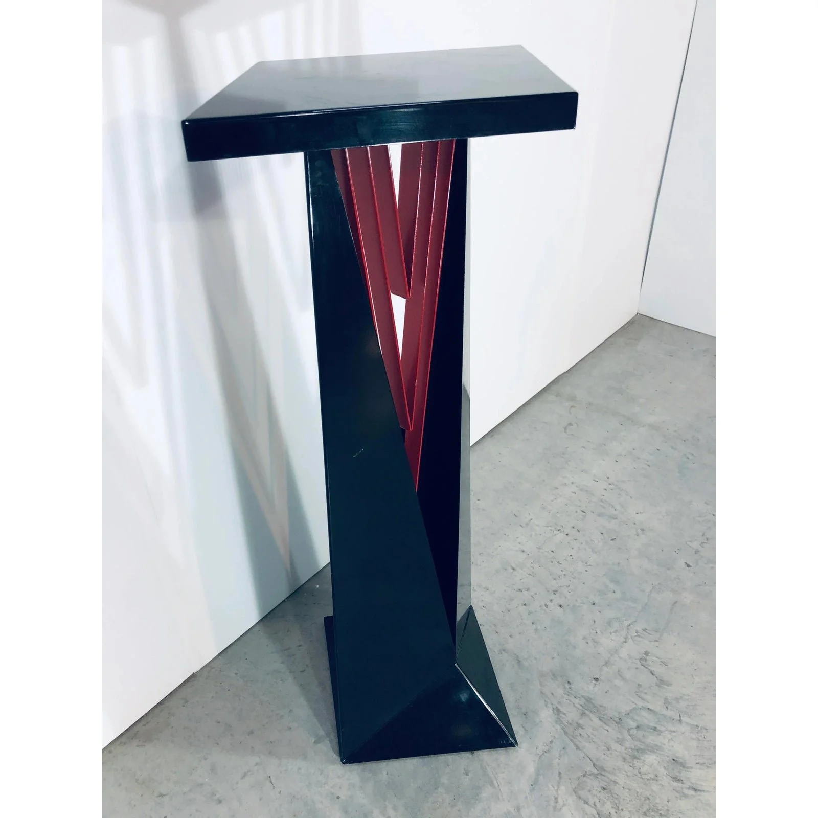 post-modern-memphis-steel-faceted-pedestal-table-1980s-5626