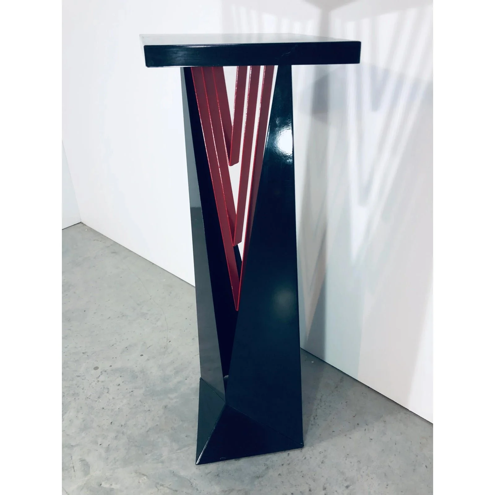 post-modern-memphis-steel-faceted-pedestal-table-1980s-6928