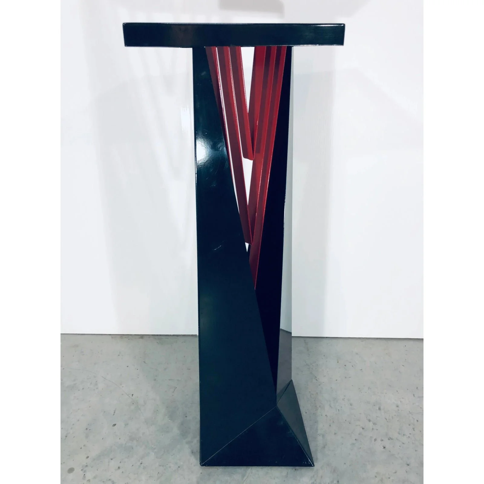 post-modern-memphis-steel-faceted-pedestal-table-1980s-9514
