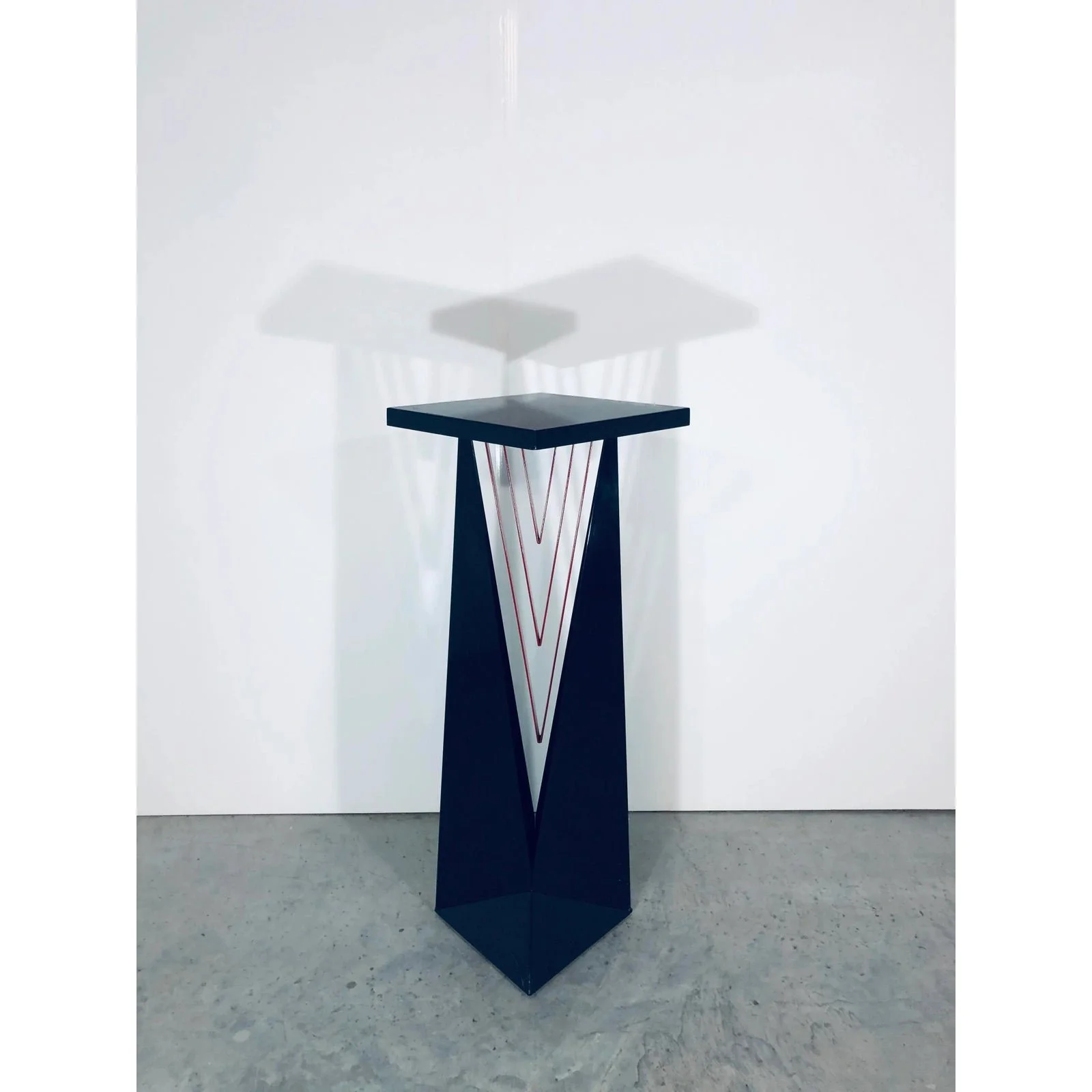 post-modern-memphis-steel-faceted-pedestal-table-1980