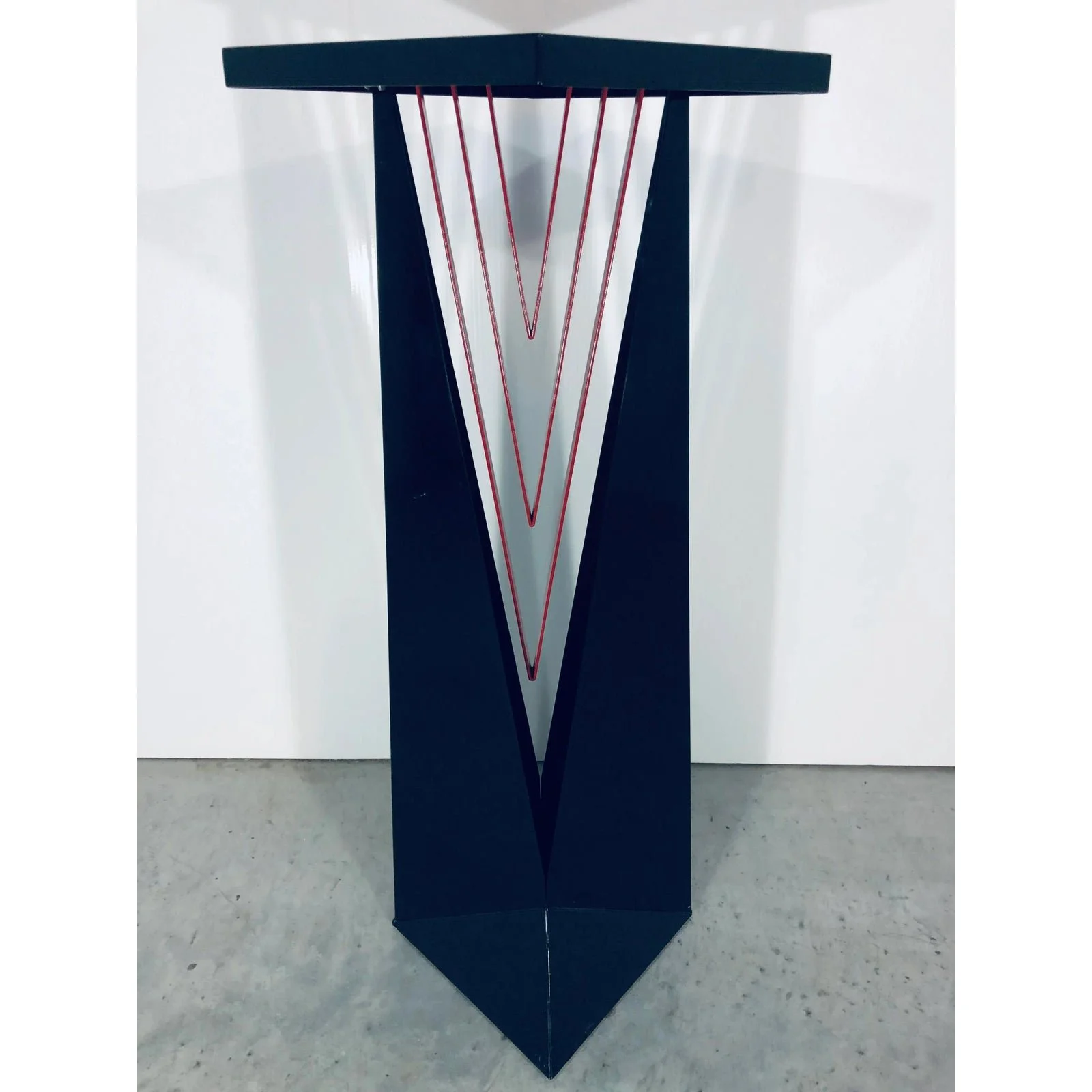 post-modern-memphis-steel-faceted-pedestal-table-1980