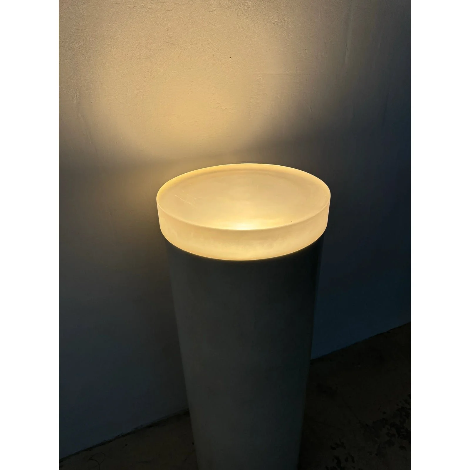 mid-century-lacquered-pedestal-table-lamp-with-acylic-top-3367