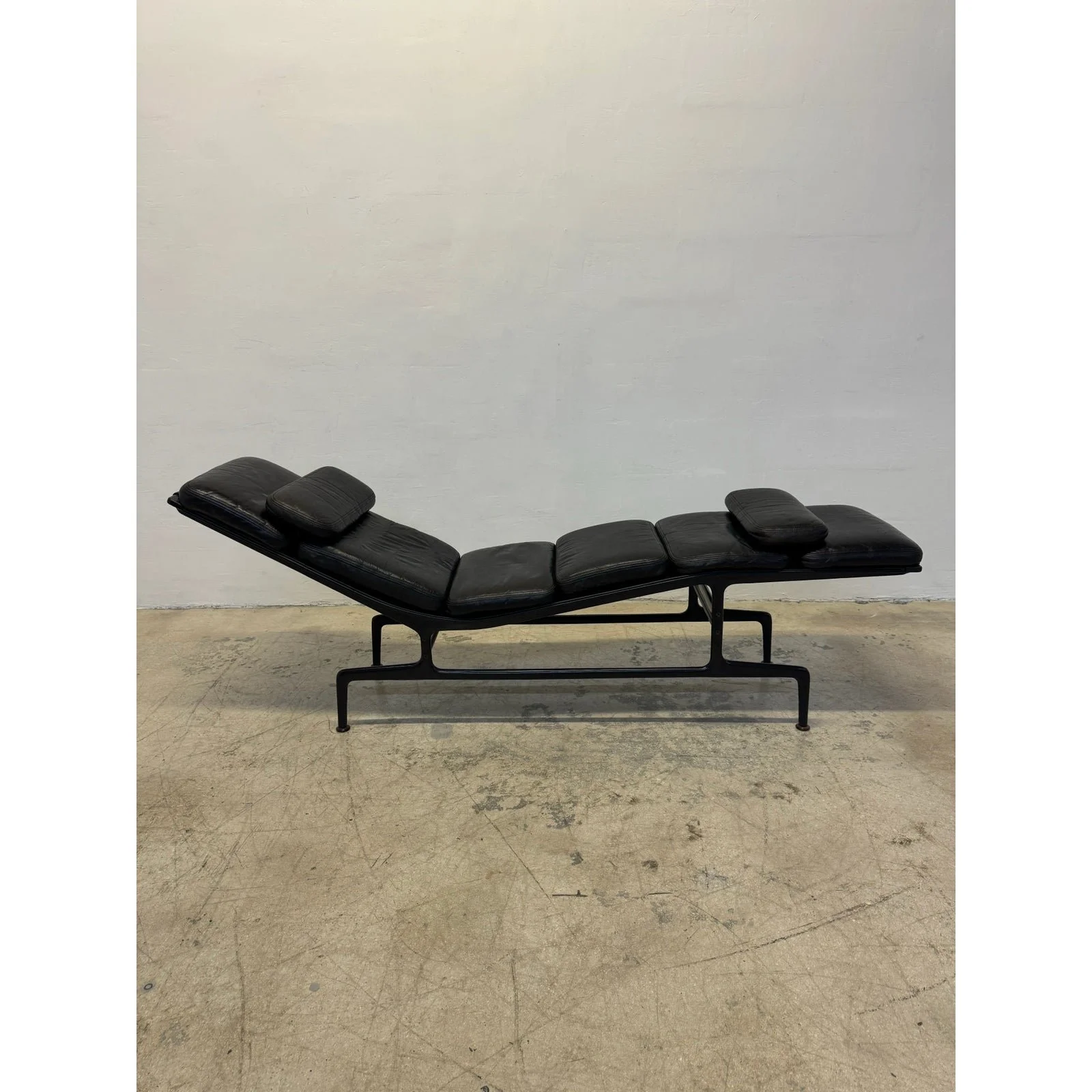 charles-and-ray-eames-billy-wilder-es106-chaise-lounge-for-herman-miller-1970s-7682