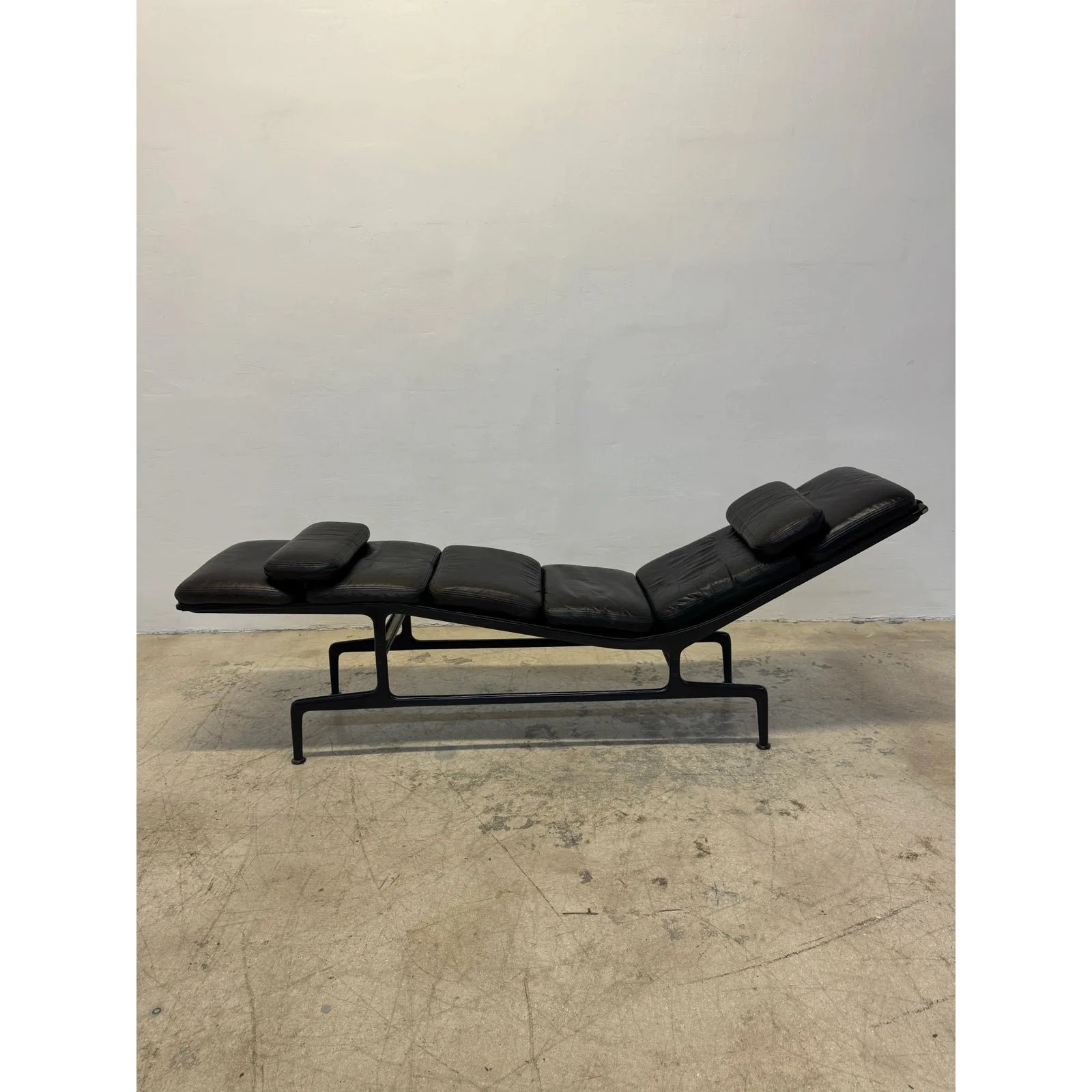 charles-and-ray-eames-billy-wilder-es106-chaise-lounge-for-herman-miller-1970s-1552
