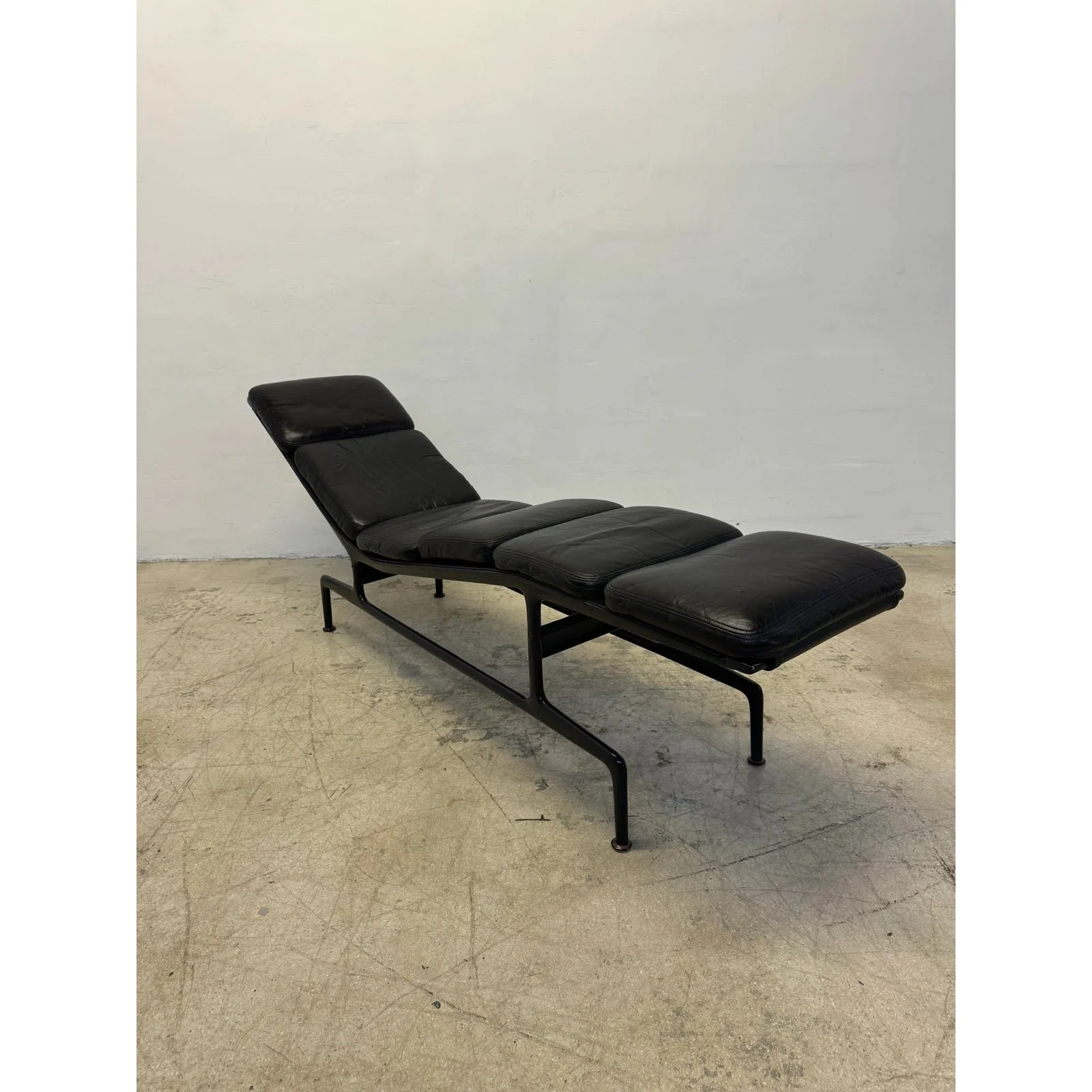 charles-and-ray-eames-billy-wilder-es106-chaise-lounge-for-herman-miller-1970s-3912
