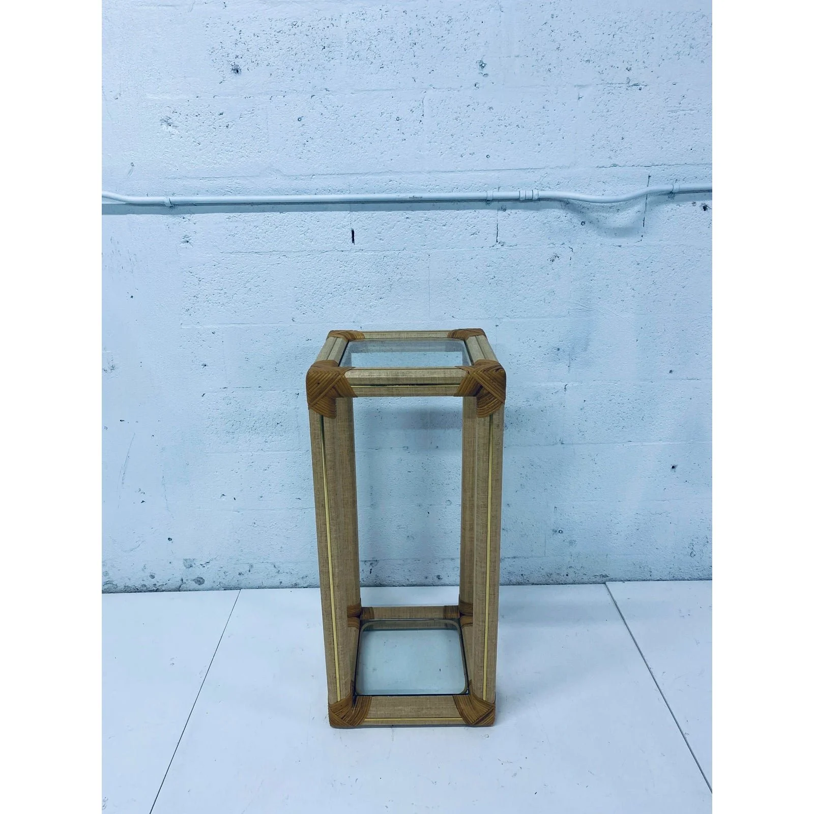 rattan-and-raffia-pedestal-table-with-glass-inserts-2035