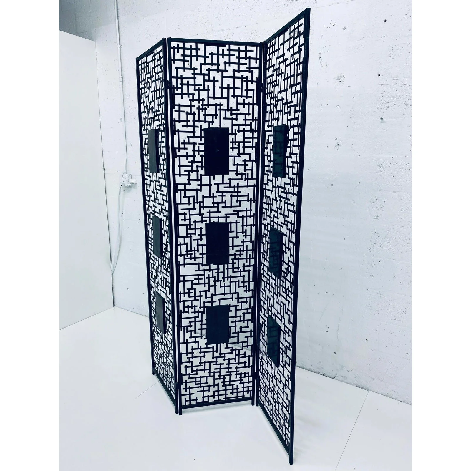 black-iron-room-divider-screen-with-black-tessellated-stone-accents-1042