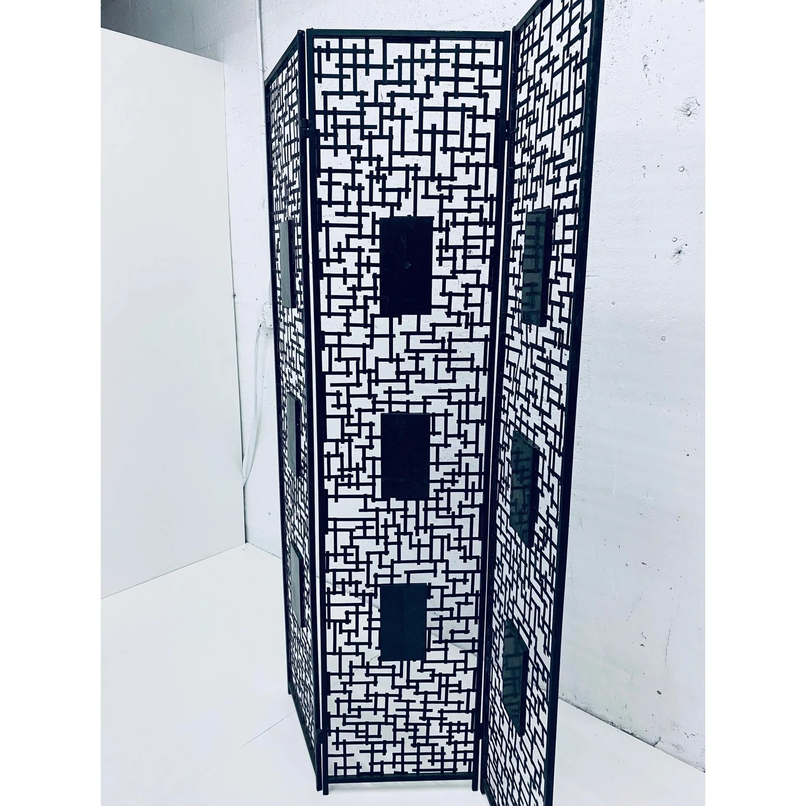 black-iron-room-divider-screen-with-black-tessellated-stone-accents-0763